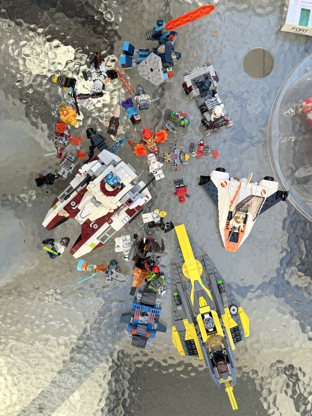 Mixed LEGO Sets & Figures image indicator(2)