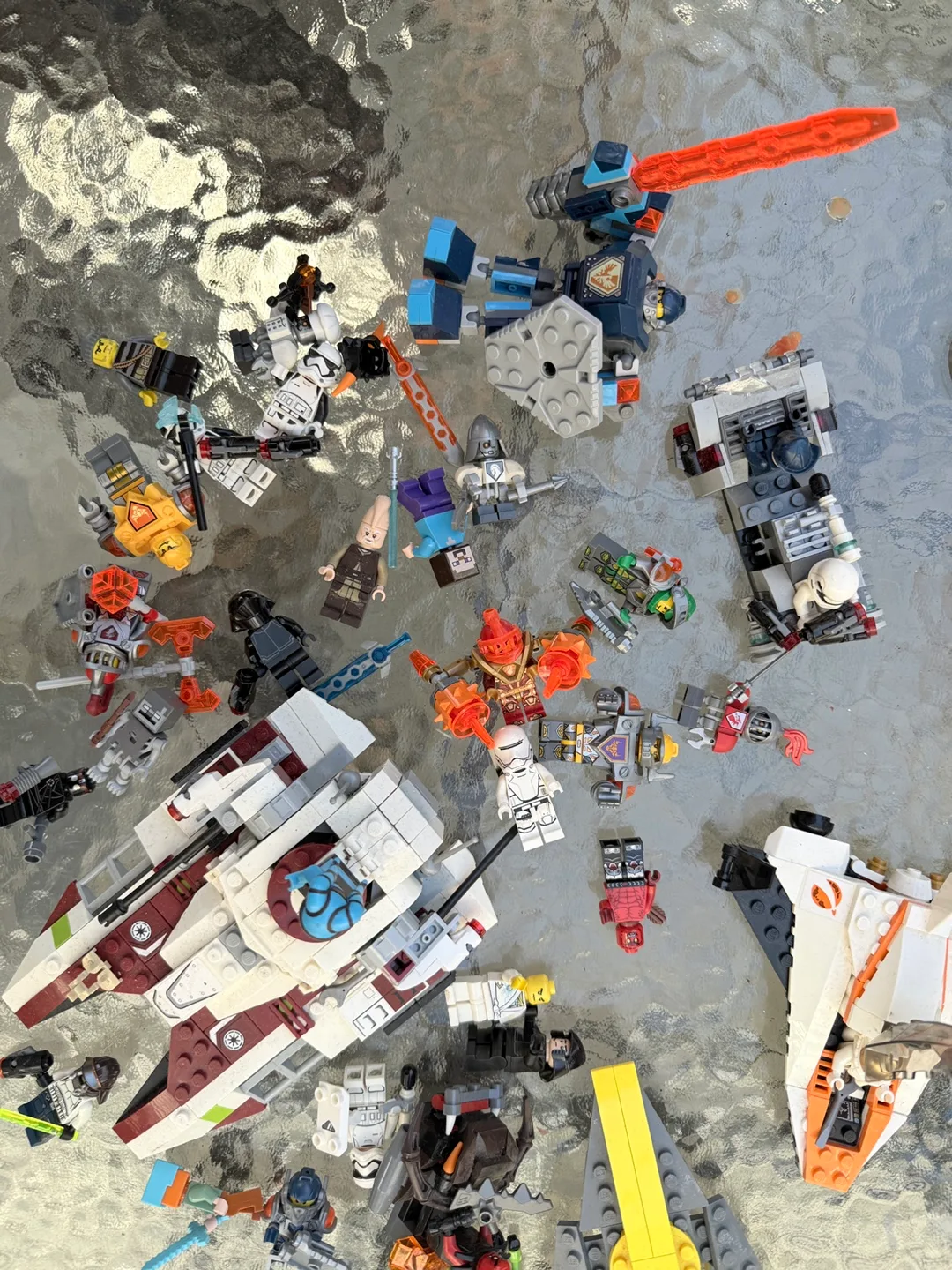Mixed LEGO Sets & Figures thumbnail