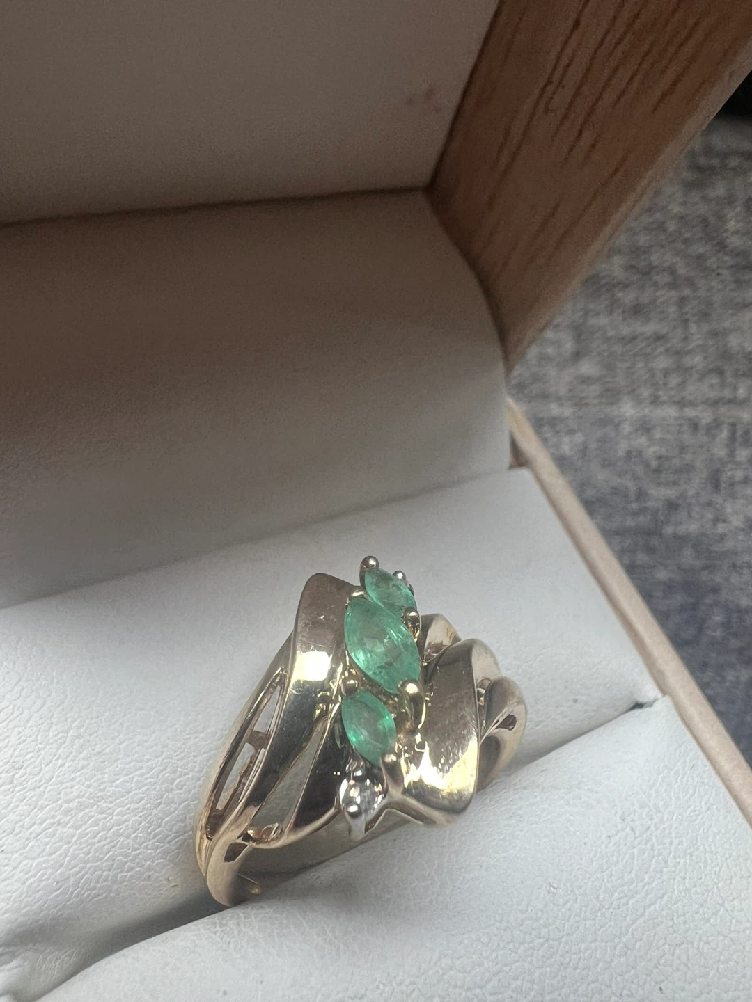10K Gold Emerald & Diamond Ring - Size 7 - photo 3