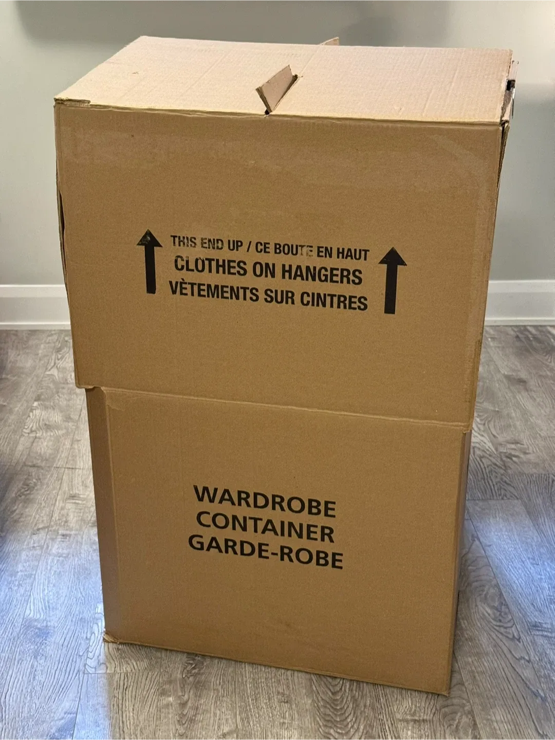 Medium Wardrobe Moving Box with Metal Hanging Bar 🥕 thumbnail