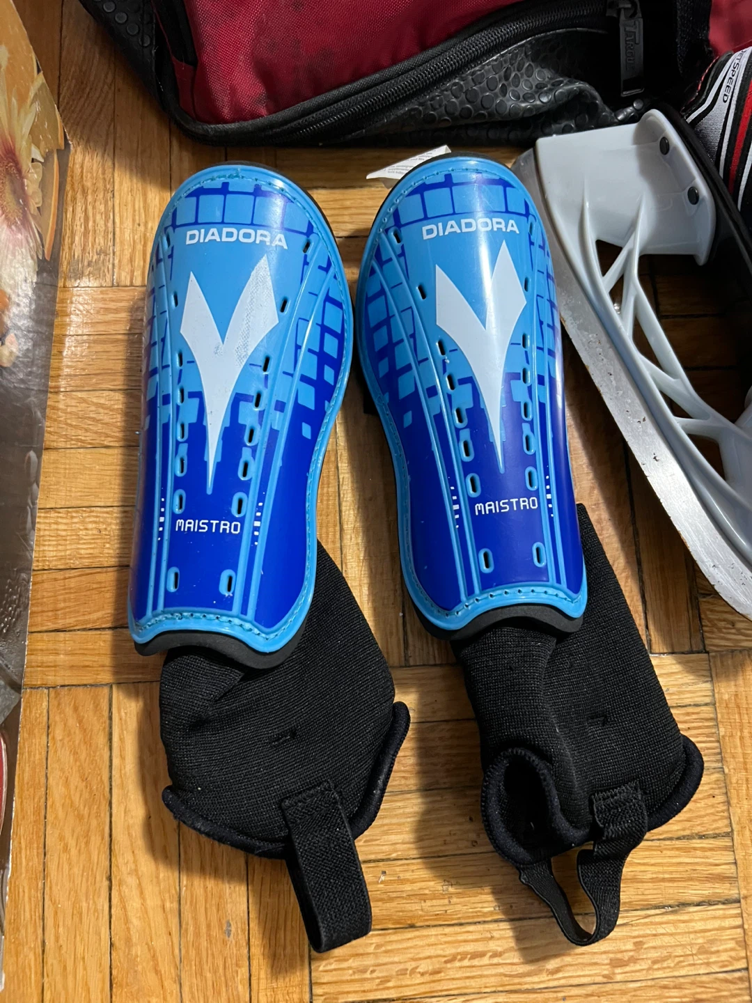 CCM FT540 Youth Ice Skates & Diadora Shin Guards - photo 2