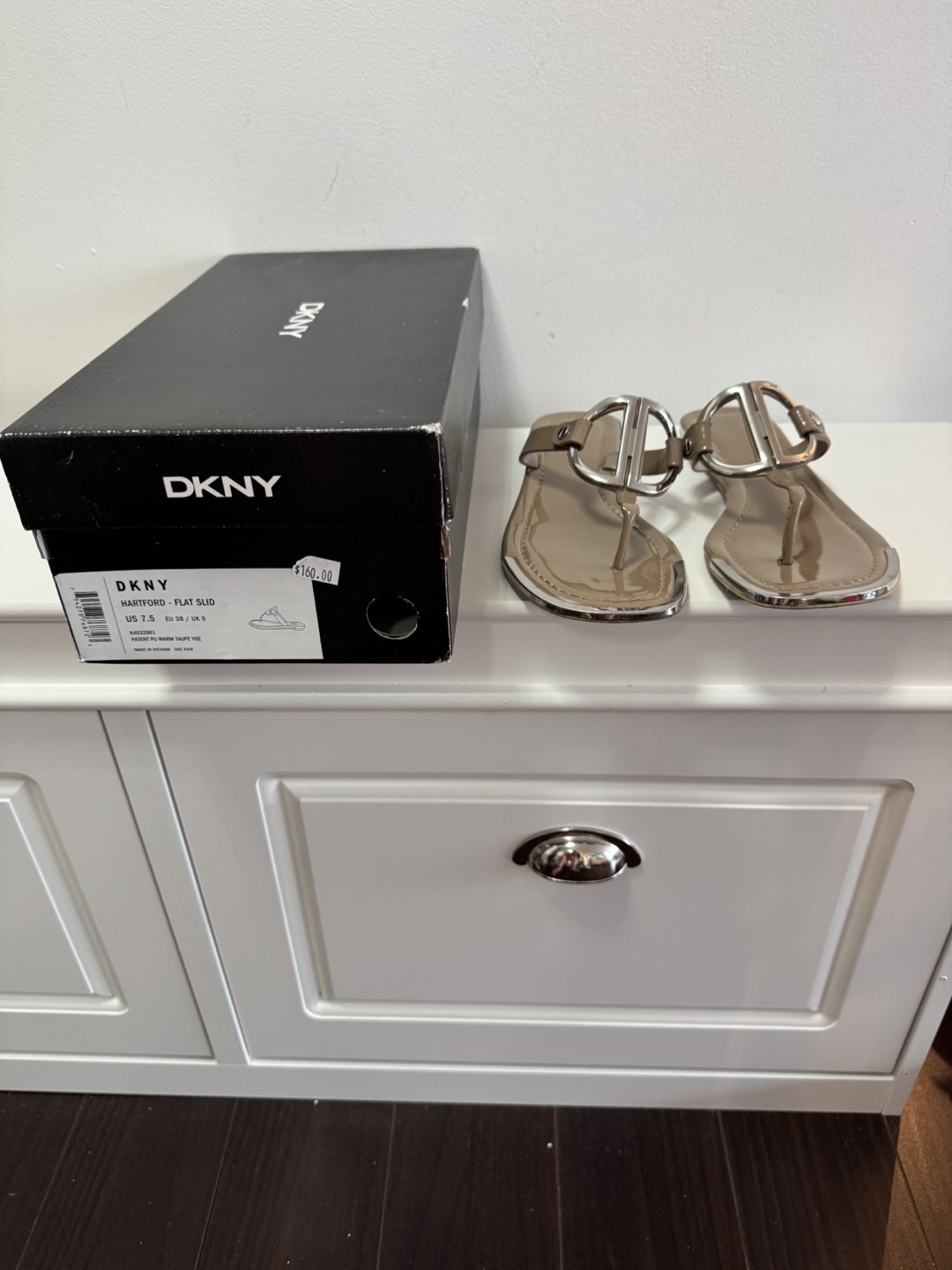 DKNY Hartford Flat Sandals - Size 7.5 - photo 2