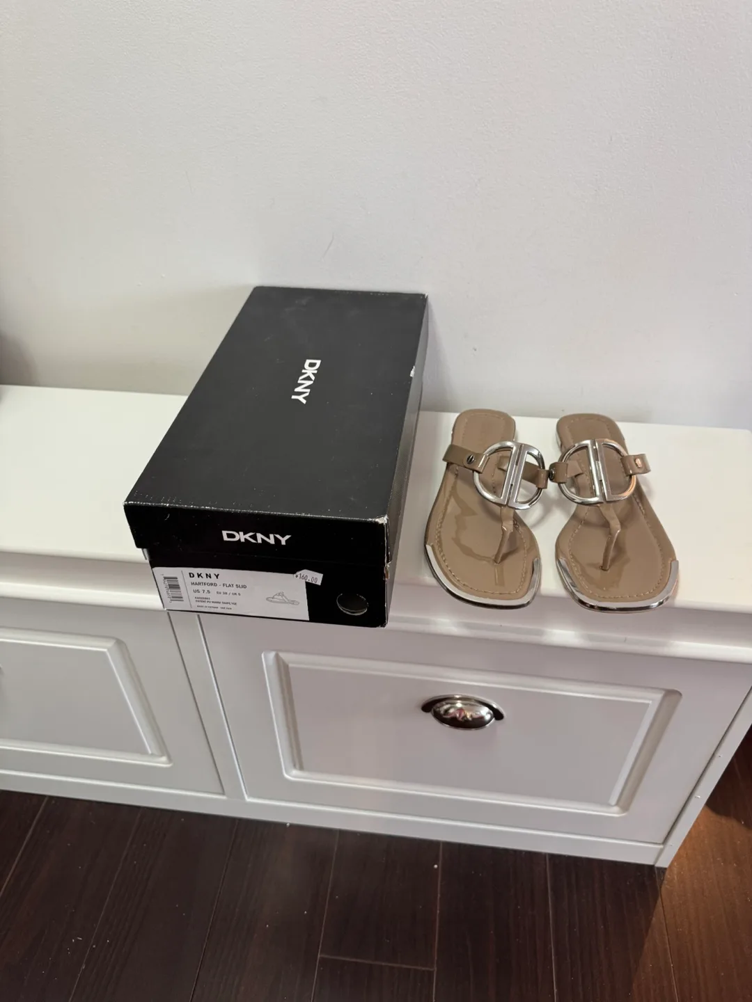 DKNY Hartford Flat Sandals - Size 7.5 image indicator(3)