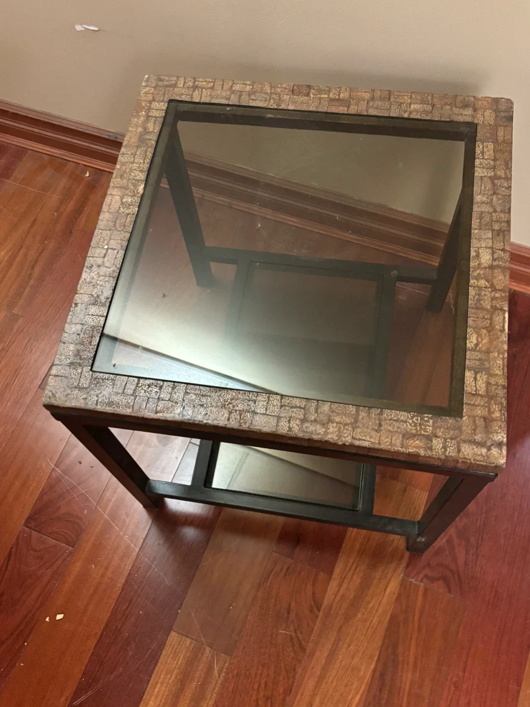 Side table with glass top image indicator(3)