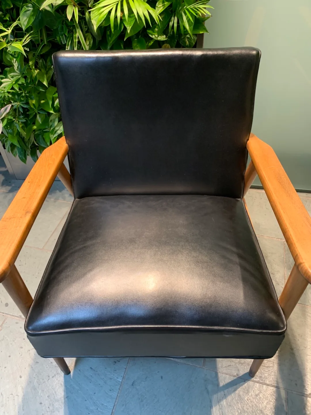 Mid-Century Modern Lounge Chair - Black Leatherette image indicator(3)