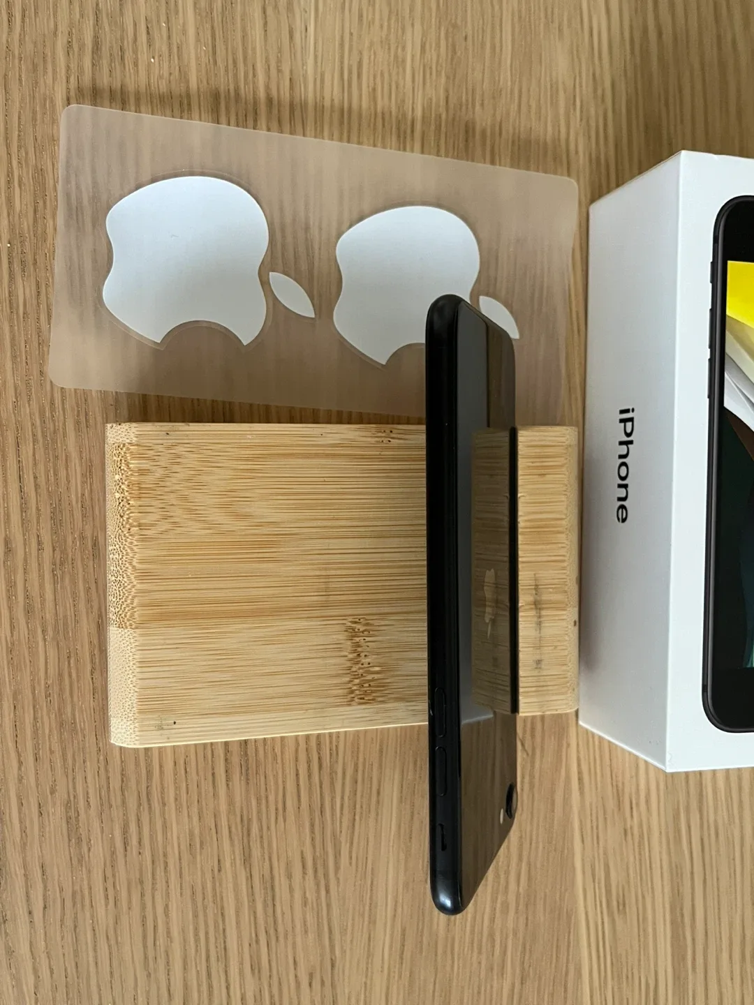 ✅ LIKE NEW 😍 iPhone SE (2nd Gen)& original accessories image indicator(4)