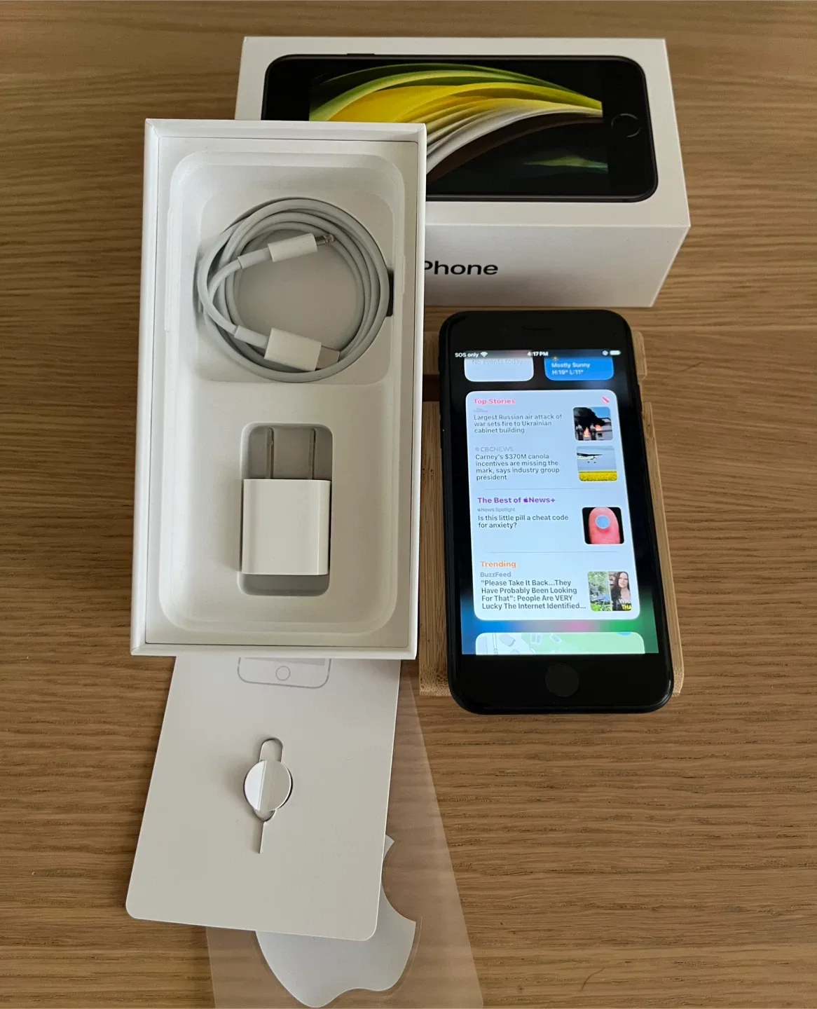 ✅ LIKE NEW 😍 iPhone SE (2nd Gen)& original accessories image indicator(2)