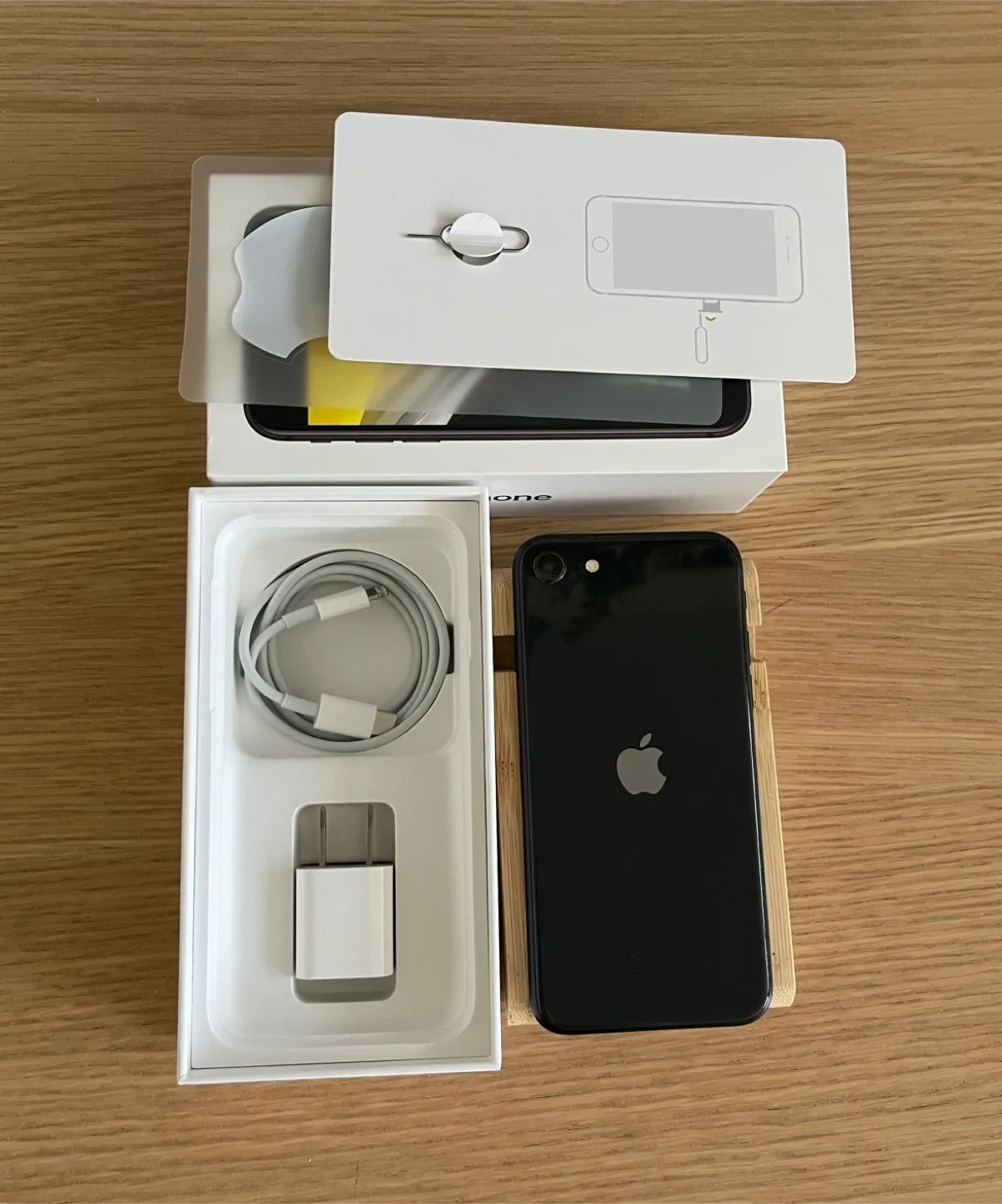 ✅ LIKE NEW 😍 iPhone SE (2nd Gen)& original accessories image indicator(3)