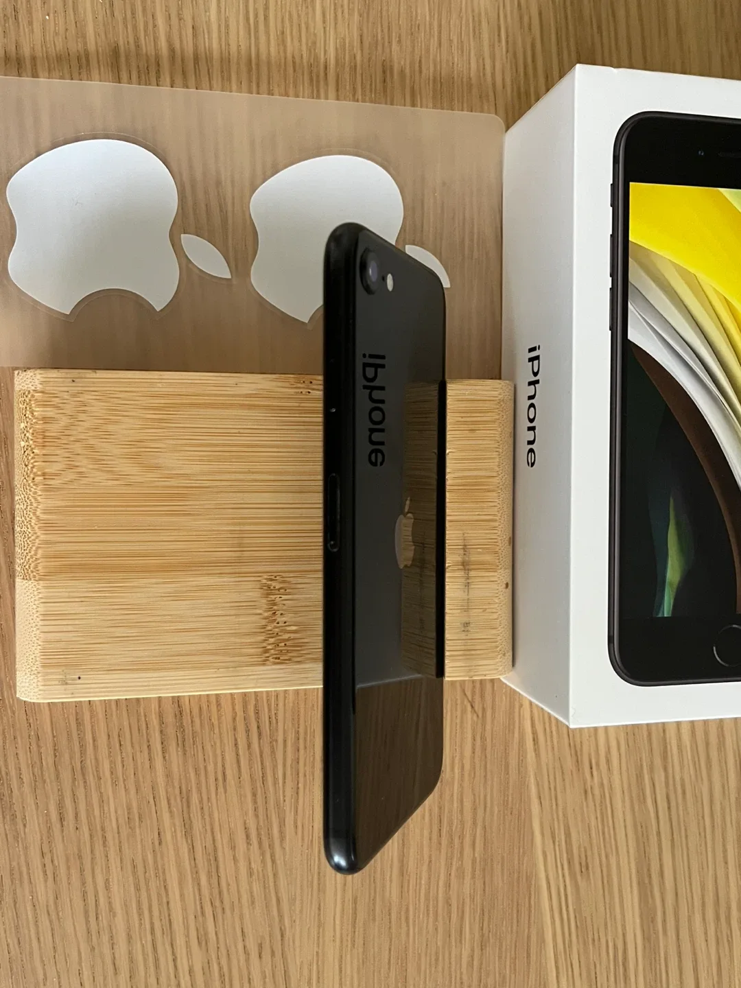 ✅ LIKE NEW 😍 iPhone SE (2nd Gen)& original accessories image indicator(5)