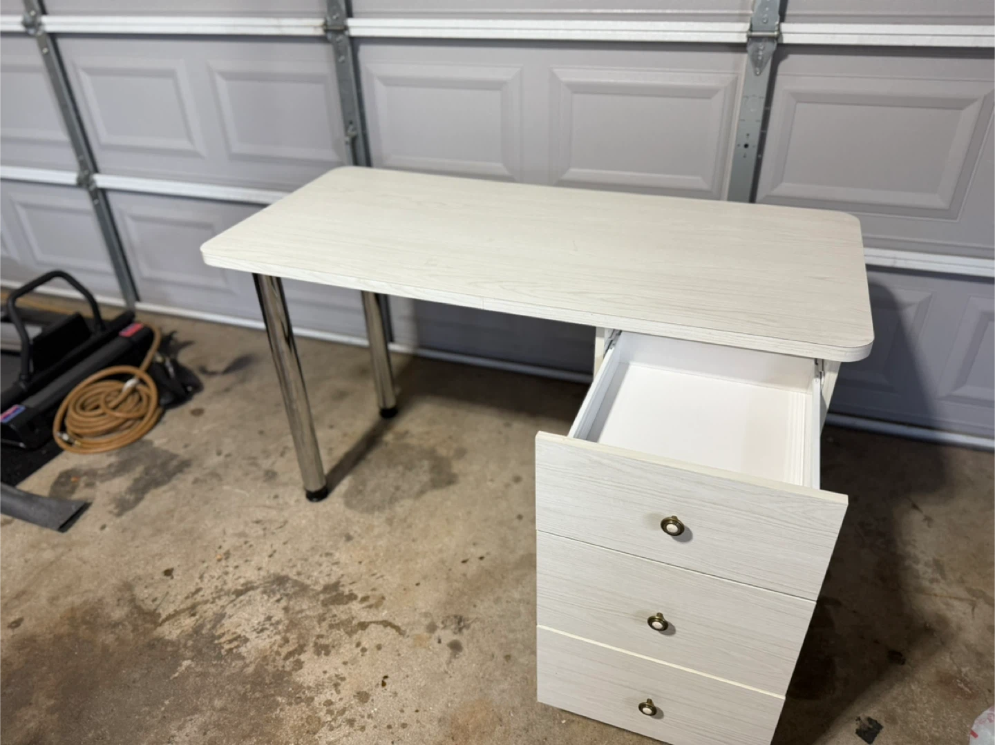 White Woodgrain Desk with Drawers - photo 4