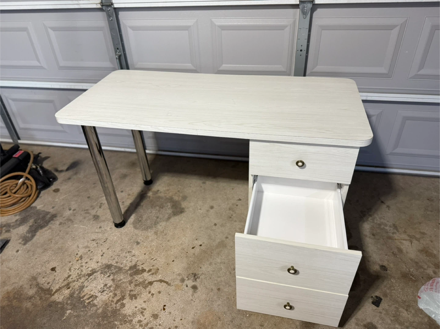 White Woodgrain Desk with Drawers - photo 5