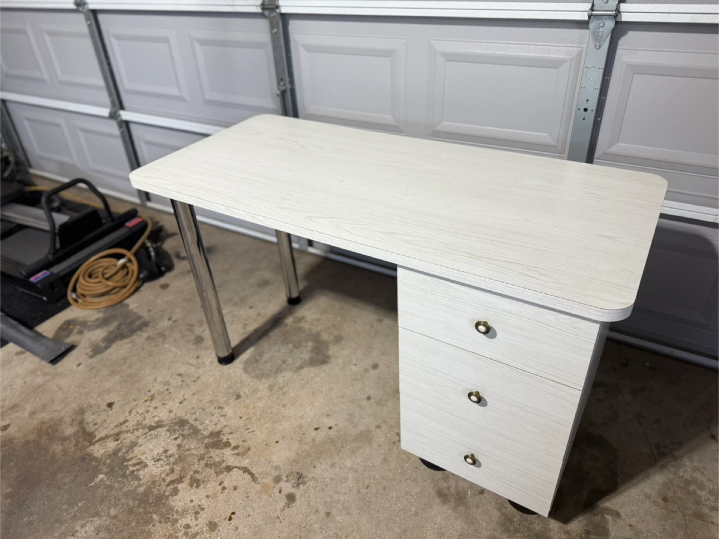 White Woodgrain Desk with Drawers - photo 3