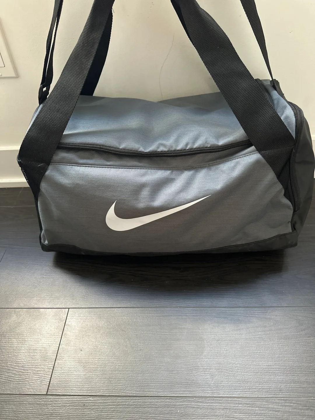 Nike Duffel Bag/Gym Bag (Grey) thumbnail