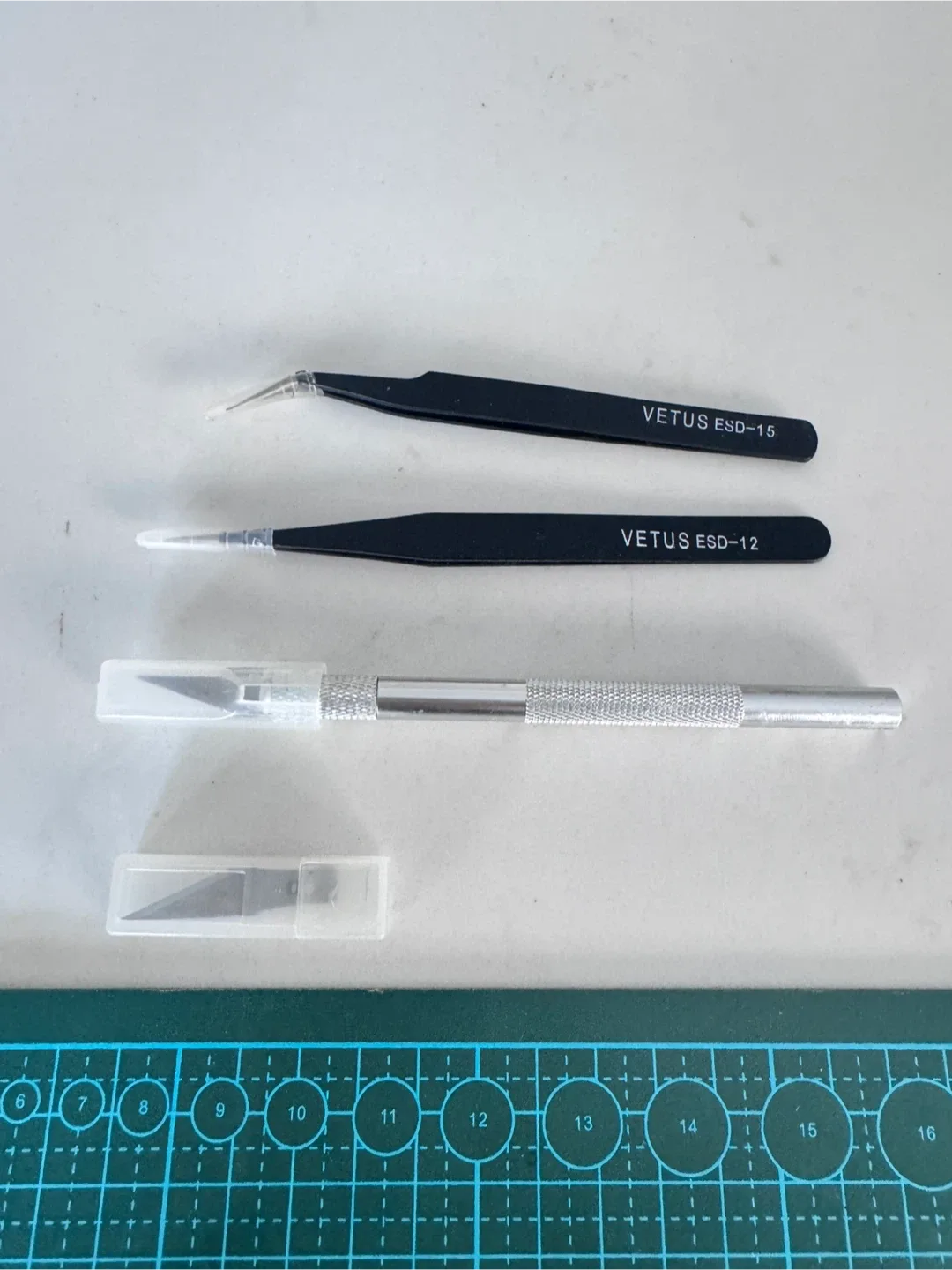 Komax A4 Cutting Mat with Craft Knife & Tweezers image indicator(2)