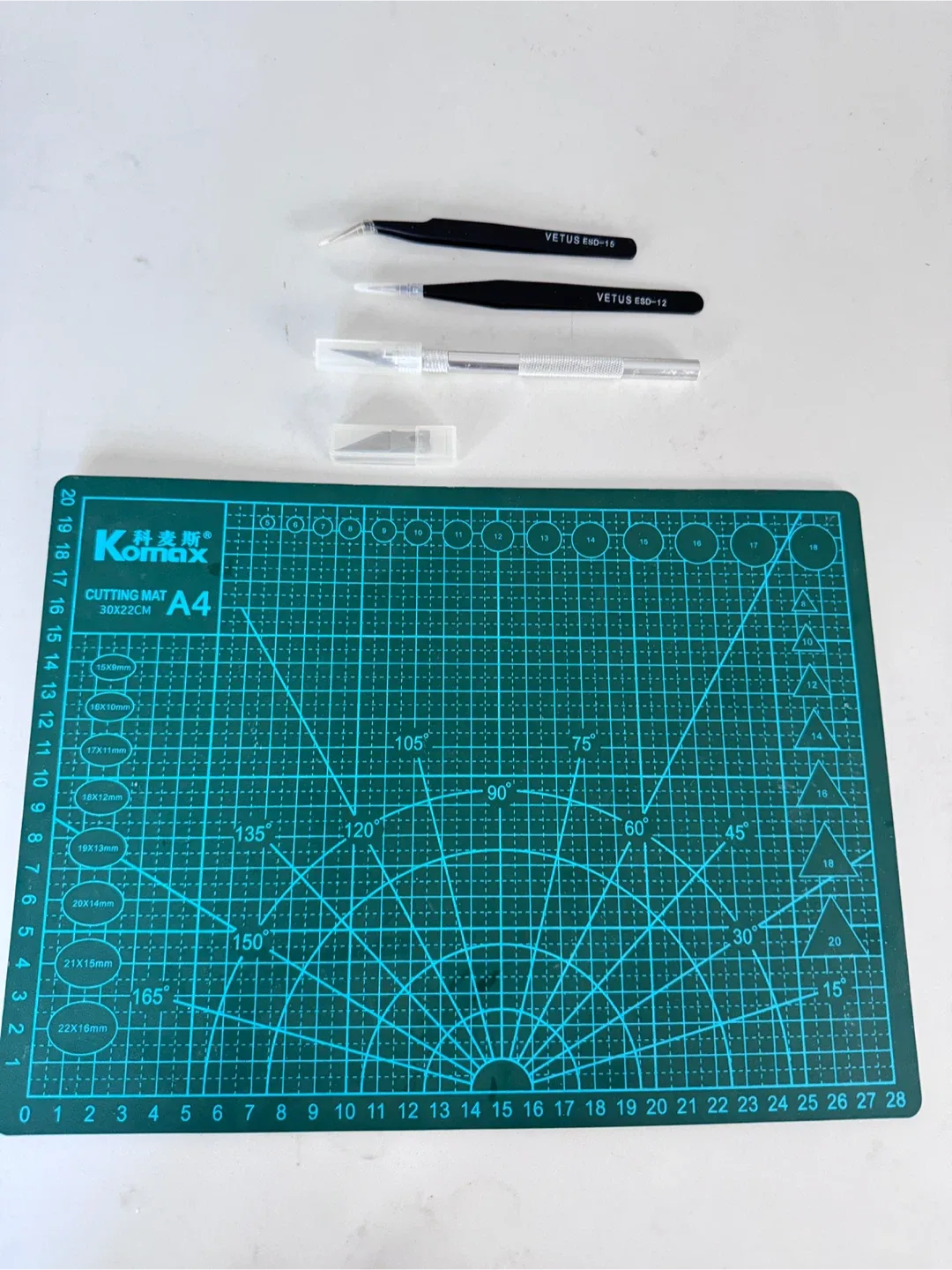 Komax A4 Cutting Mat with Craft Knife & Tweezers thumbnail