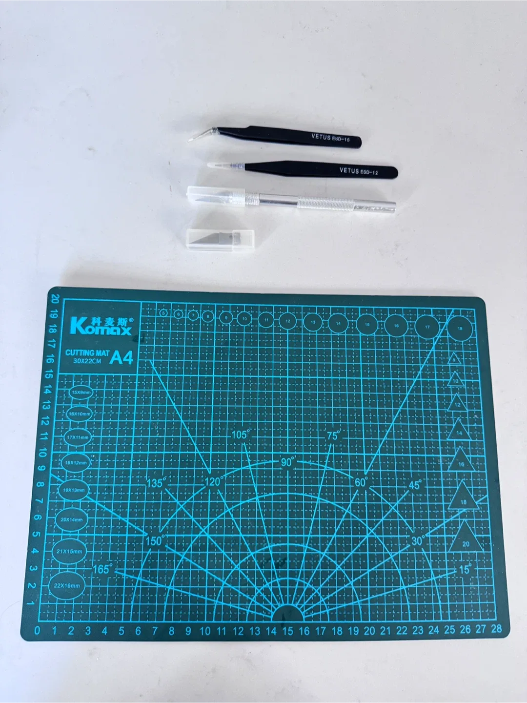 Komax A4 Cutting Mat with Craft Knife & Tweezers image indicator(3)