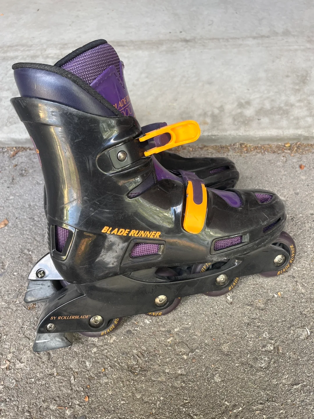 Rollerblade Blade Runner Inline Skates Size 5 wPads Helmet image indicator(2)