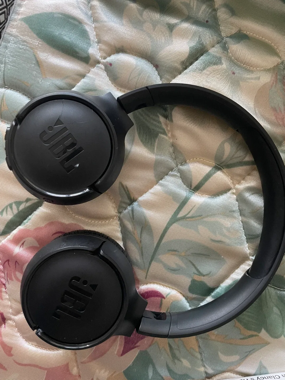 JBL Black Headphones thumbnail