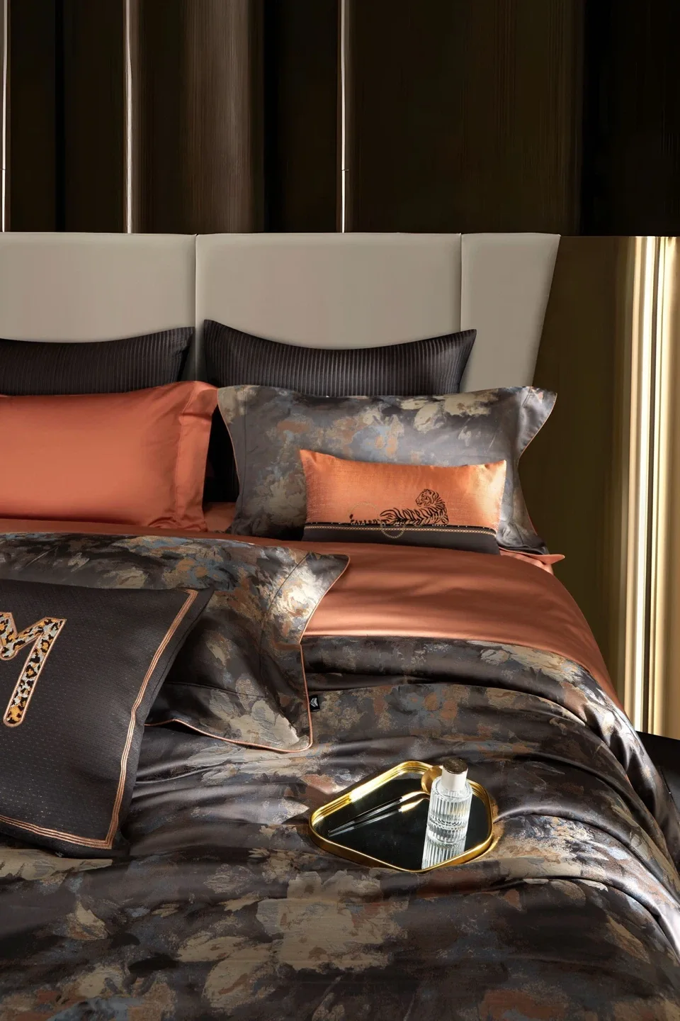 Luxury Floral Pattern Bedding Set image indicator(2)