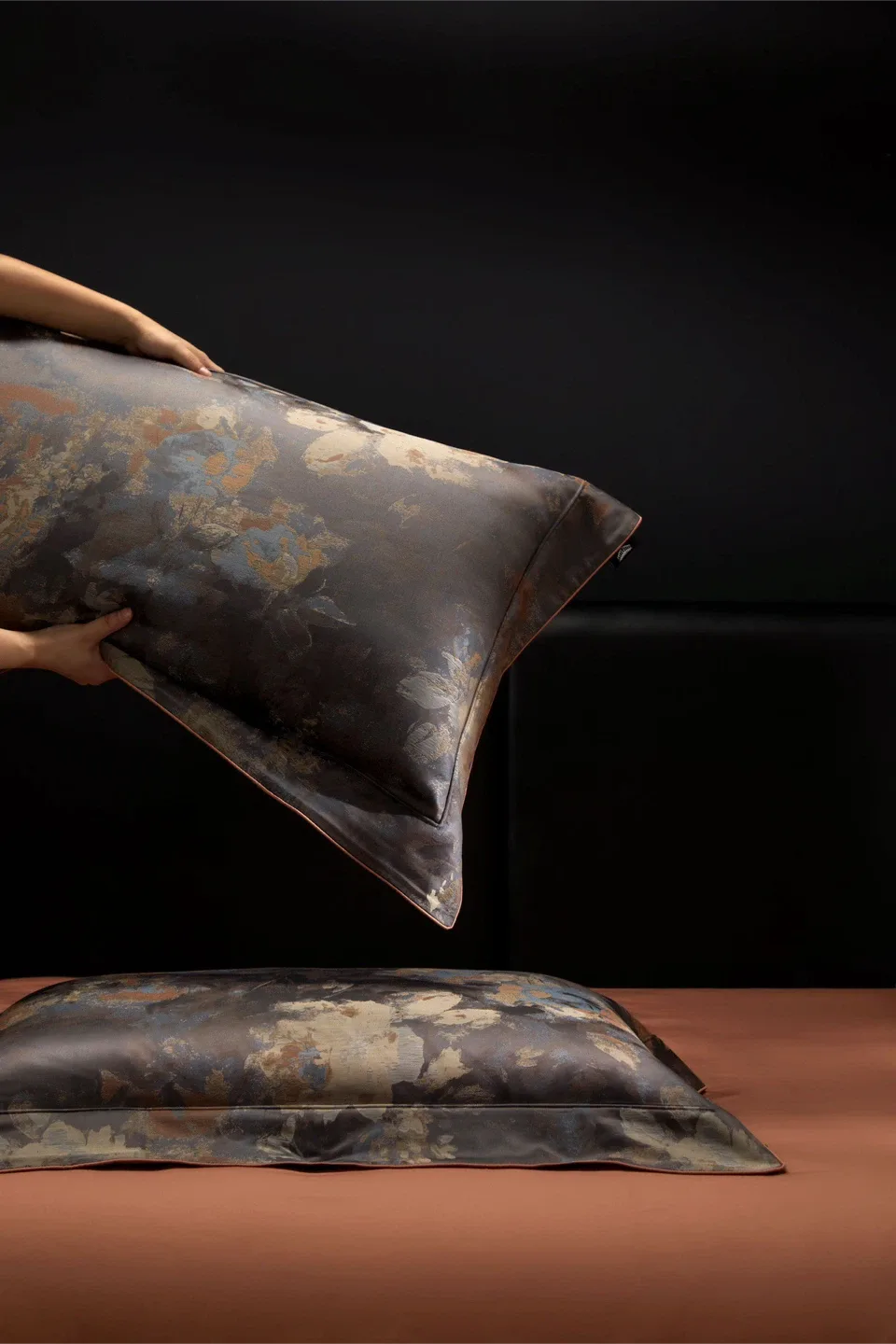 Luxury Floral Pattern Bedding Set image indicator(5)