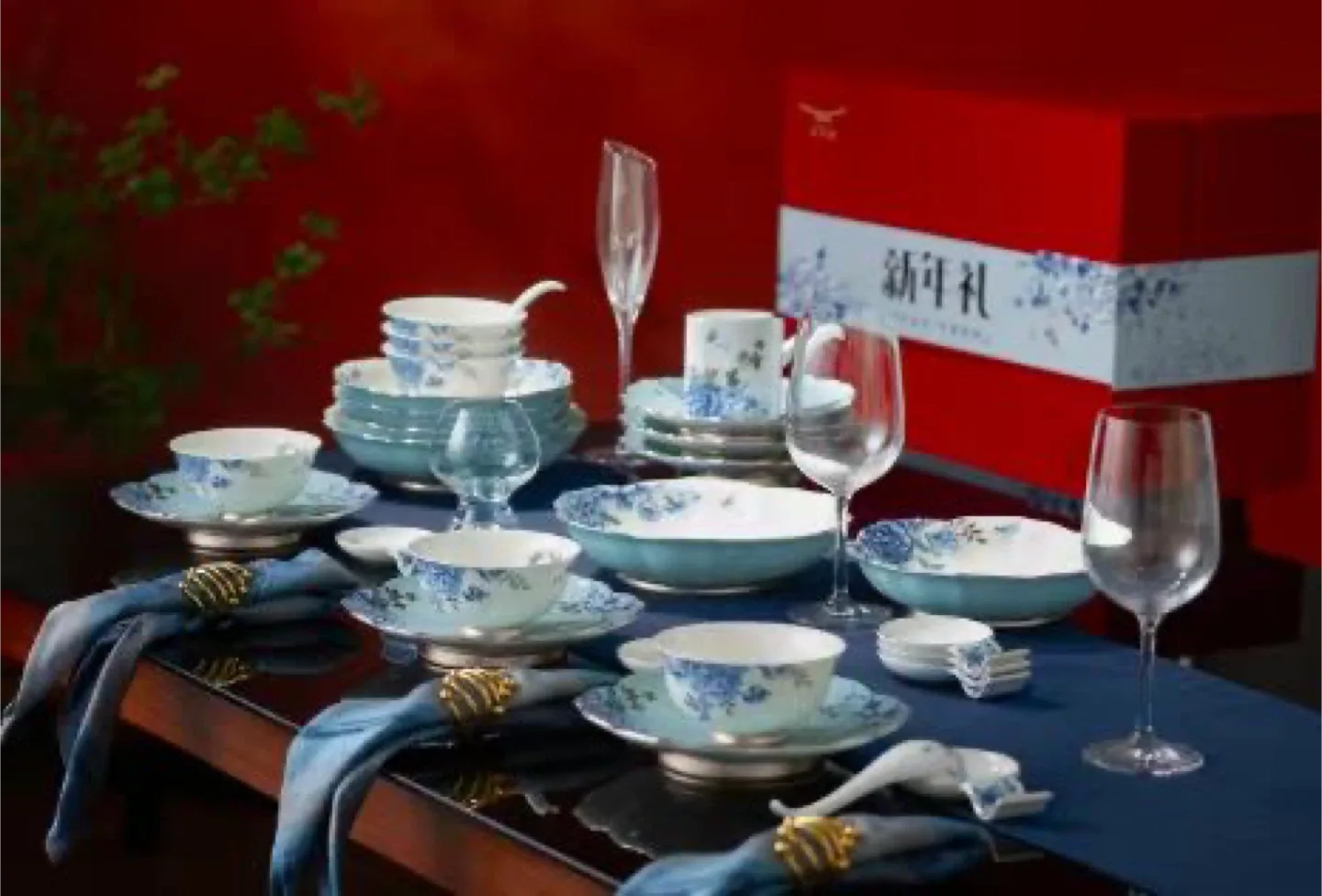 Floral Porcelain Dinnerware Set. Hand made draw with platinum image indicator(5)