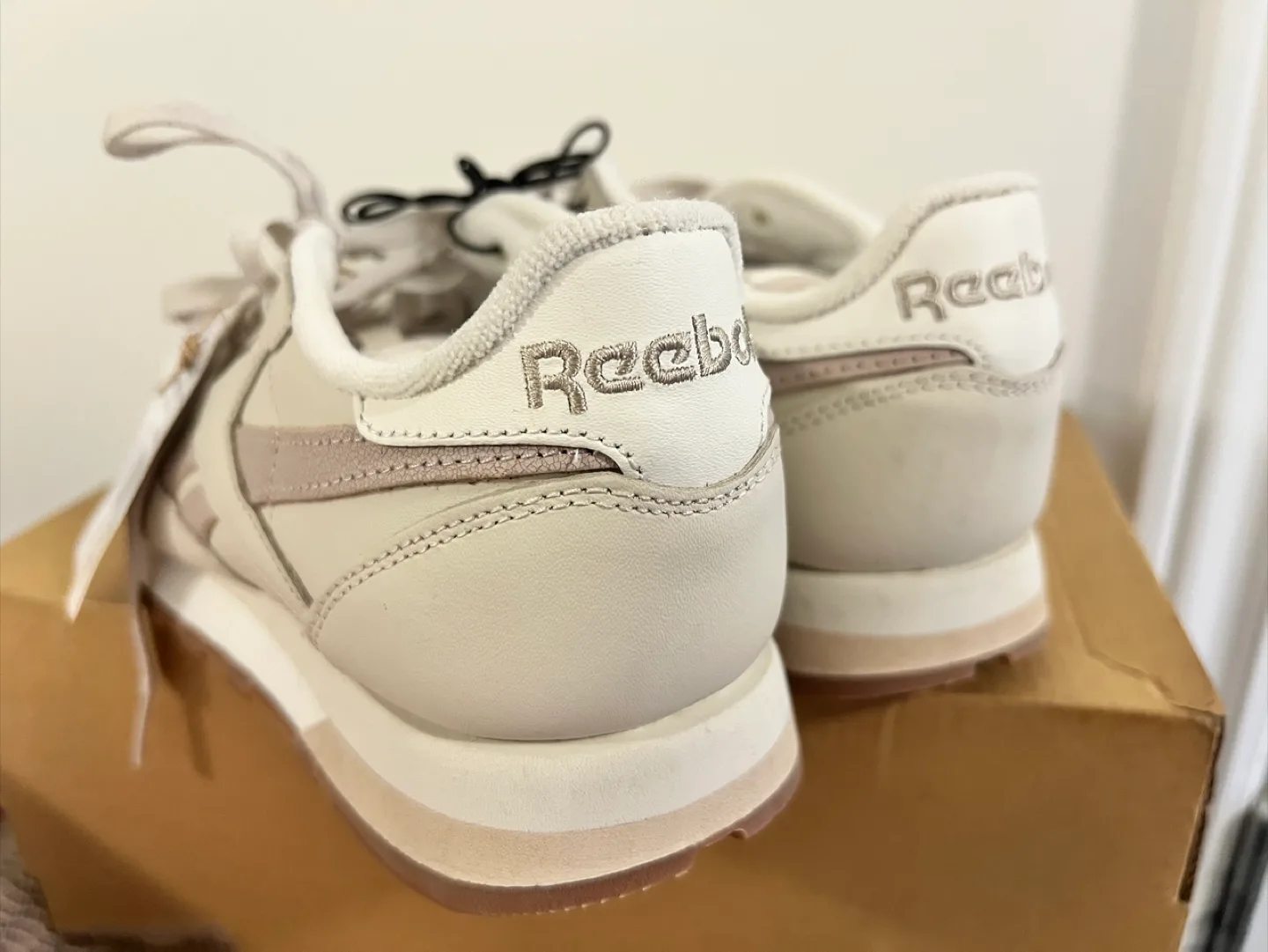 New Reebok Classic Leather Shoes - Women's Size 8 image indicator(4)