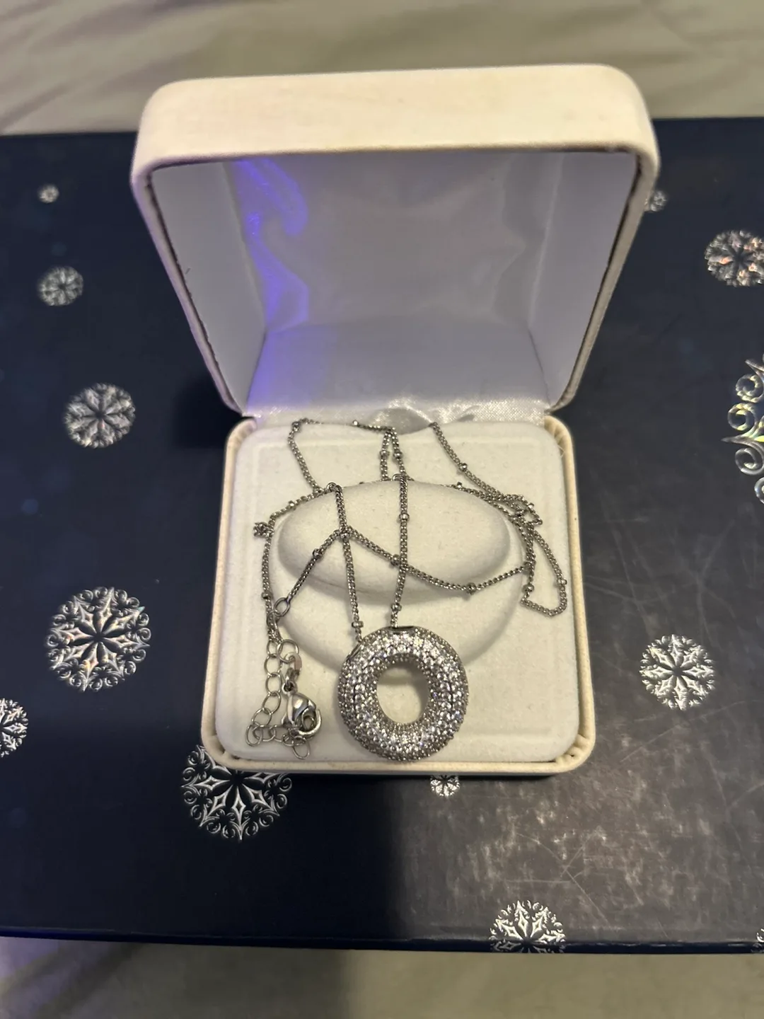 Silver Tone Circle Pendant Necklace thumbnail