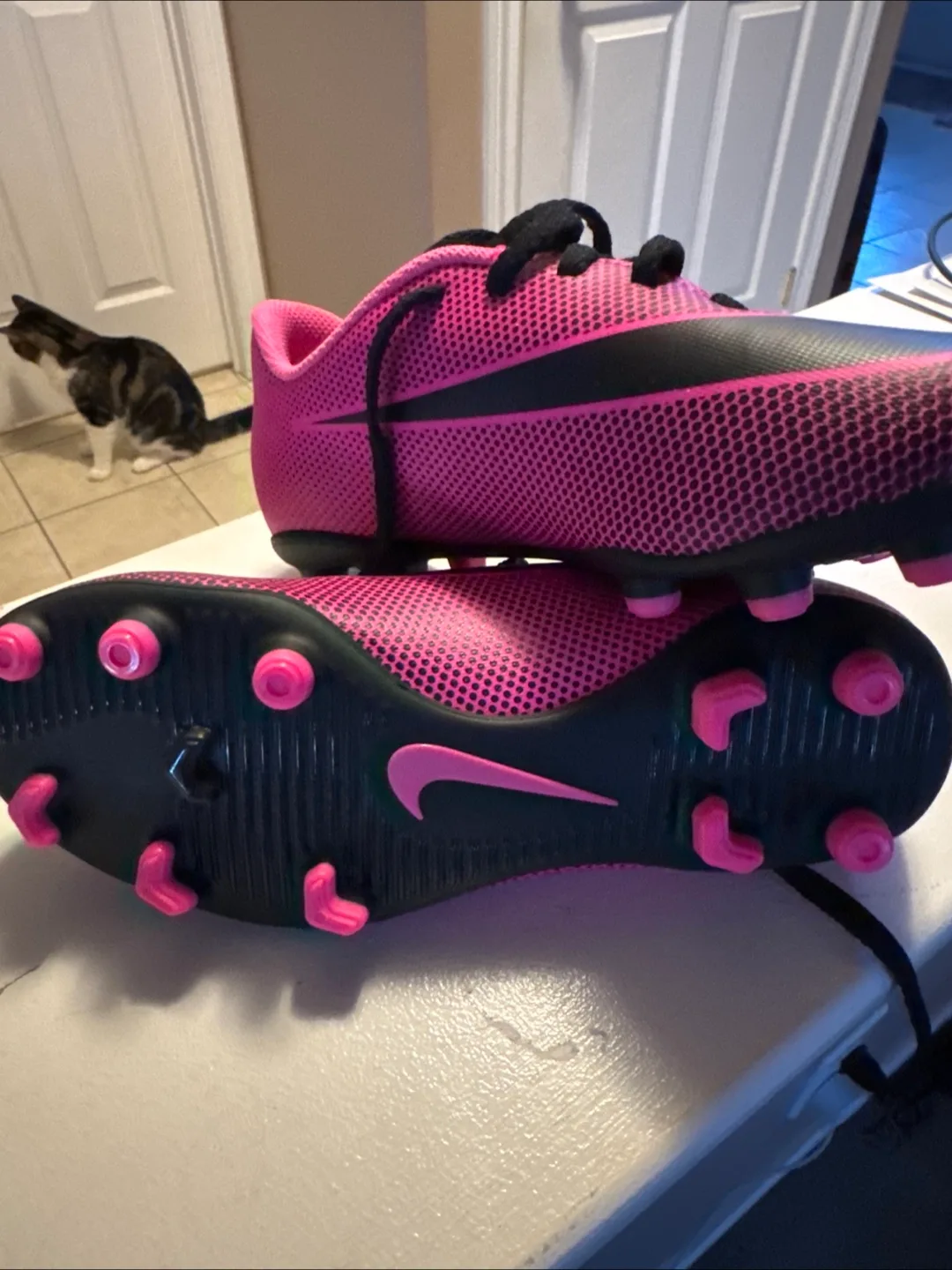 Nike Pink Soccer Cleats 2Y (US) thumbnail