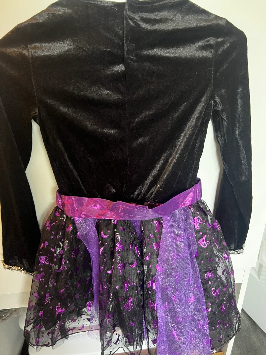 Spirit Halloween Witch Costume - Size M image indicator(3)