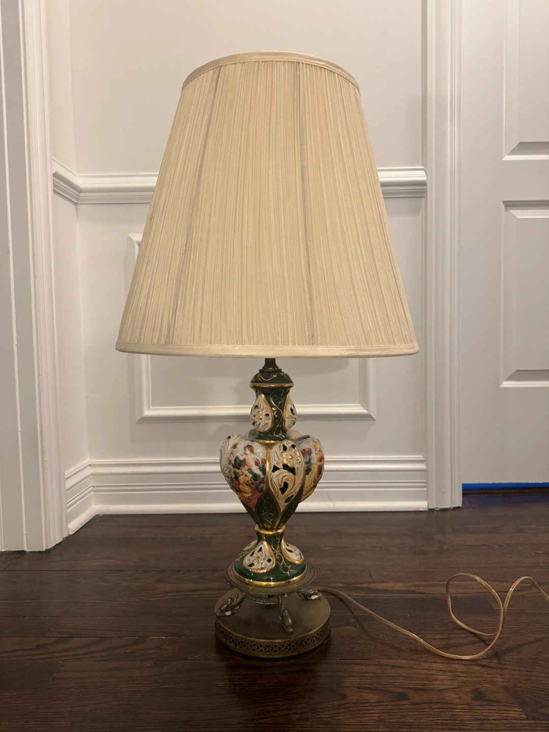 Vintage Floral Table Lamp