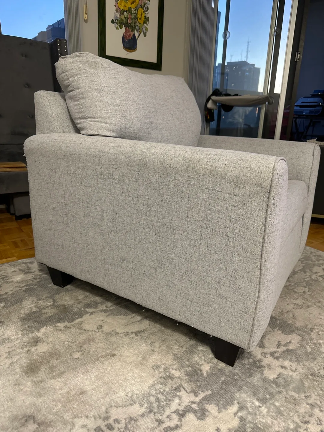 Grey Armchair - Cozy & Comfy! 🥕 image indicator(3)
