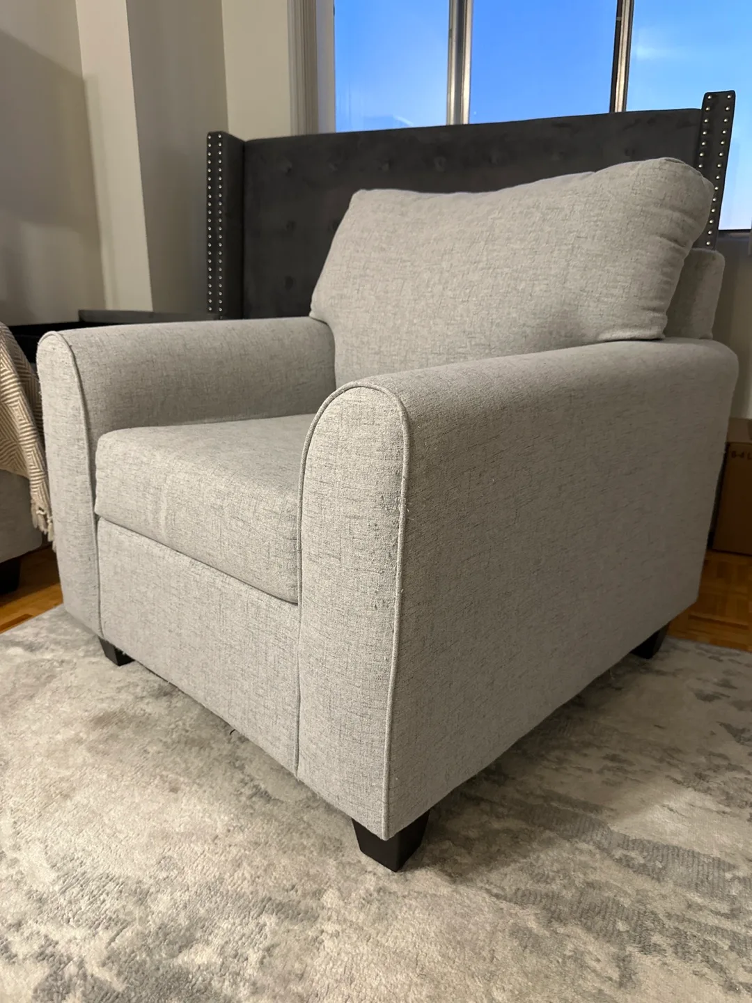 Grey Armchair - Cozy & Comfy! 🥕 image indicator(2)