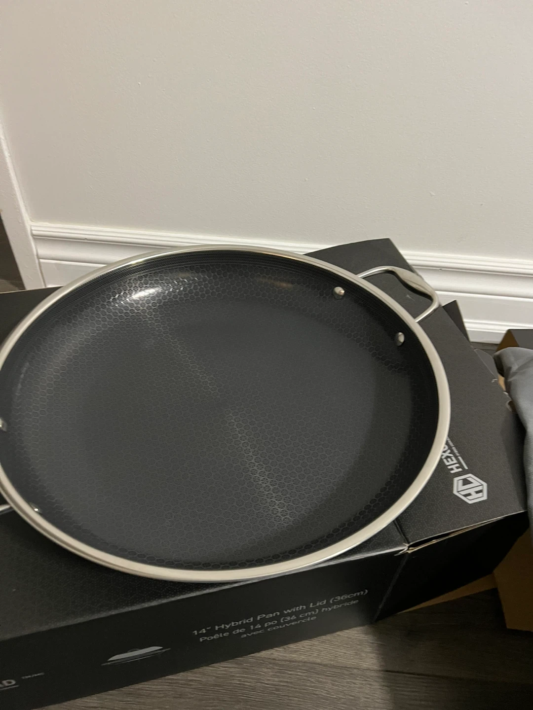 Hexclad 14" Hybrid Pan with Lid (36cm) - New in Box! - photo 2
