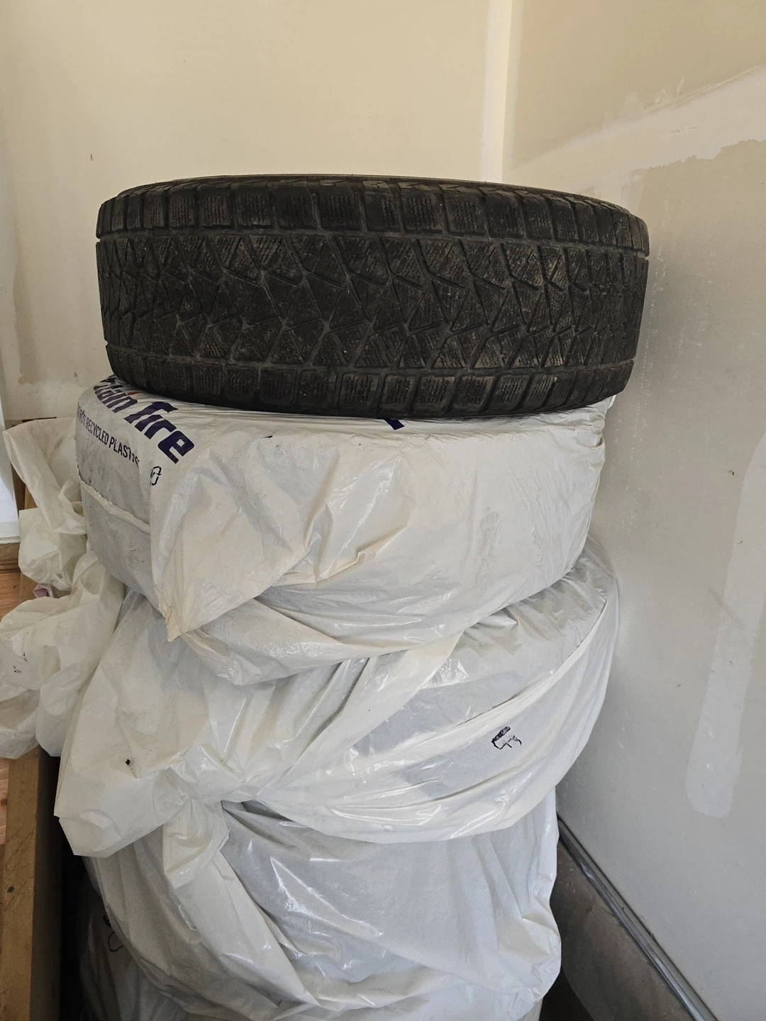 Bridgestone Blizzak DM-V2 255/65R18 - 4 tires