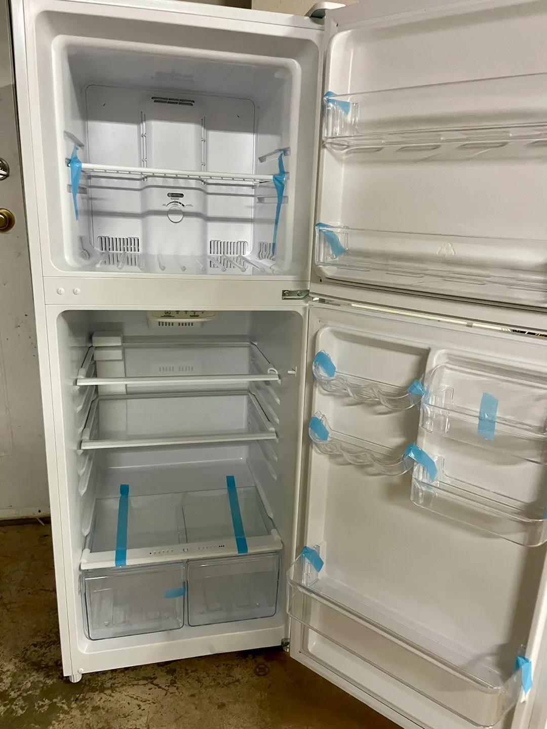 Magic chef fridge 10.1 cu. ft. Top Freezer Refrigerator (white) image indicator(9)