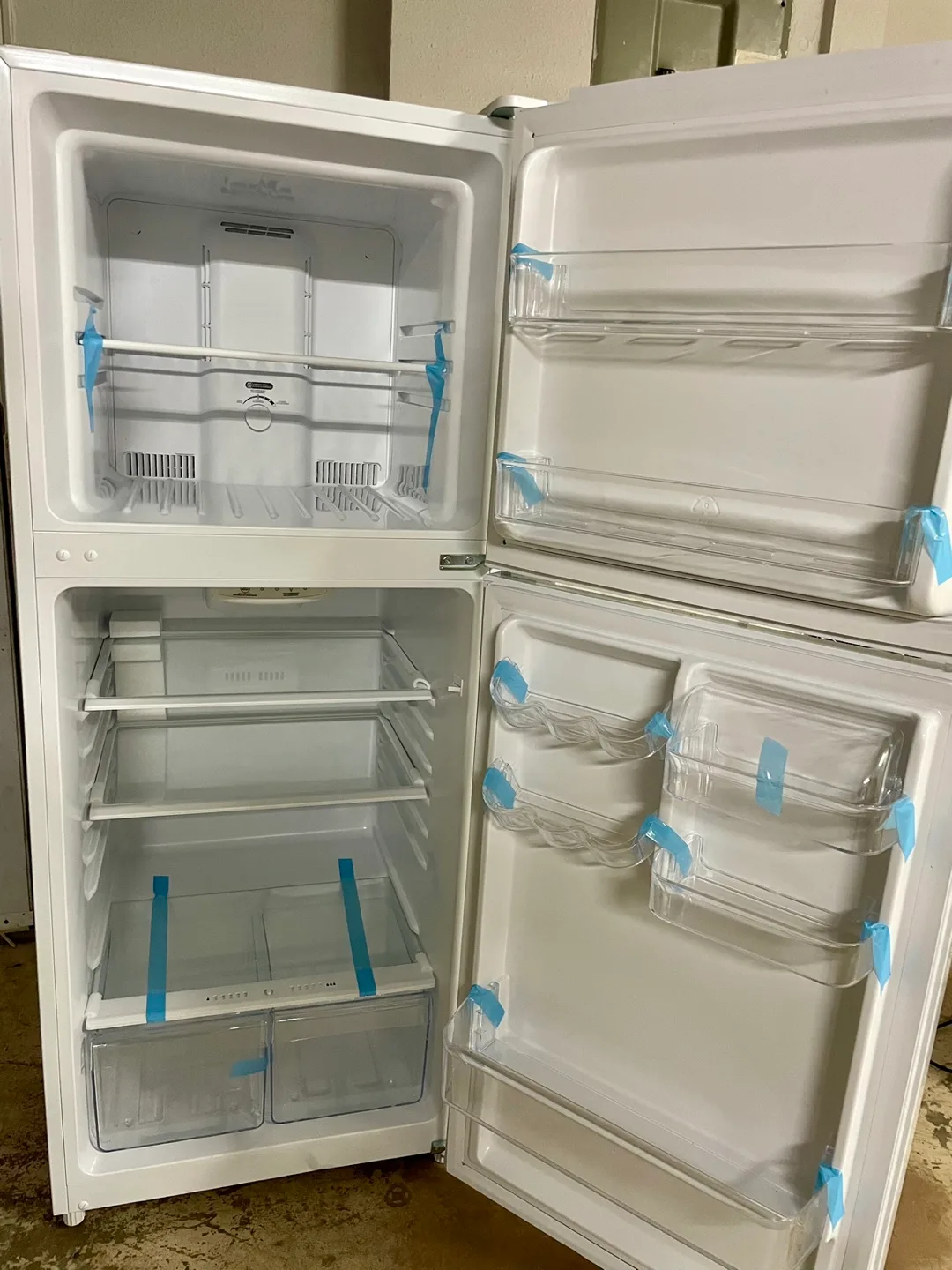 Magic chef fridge 10.1 cu. ft. Top Freezer Refrigerator (white) image indicator(4)