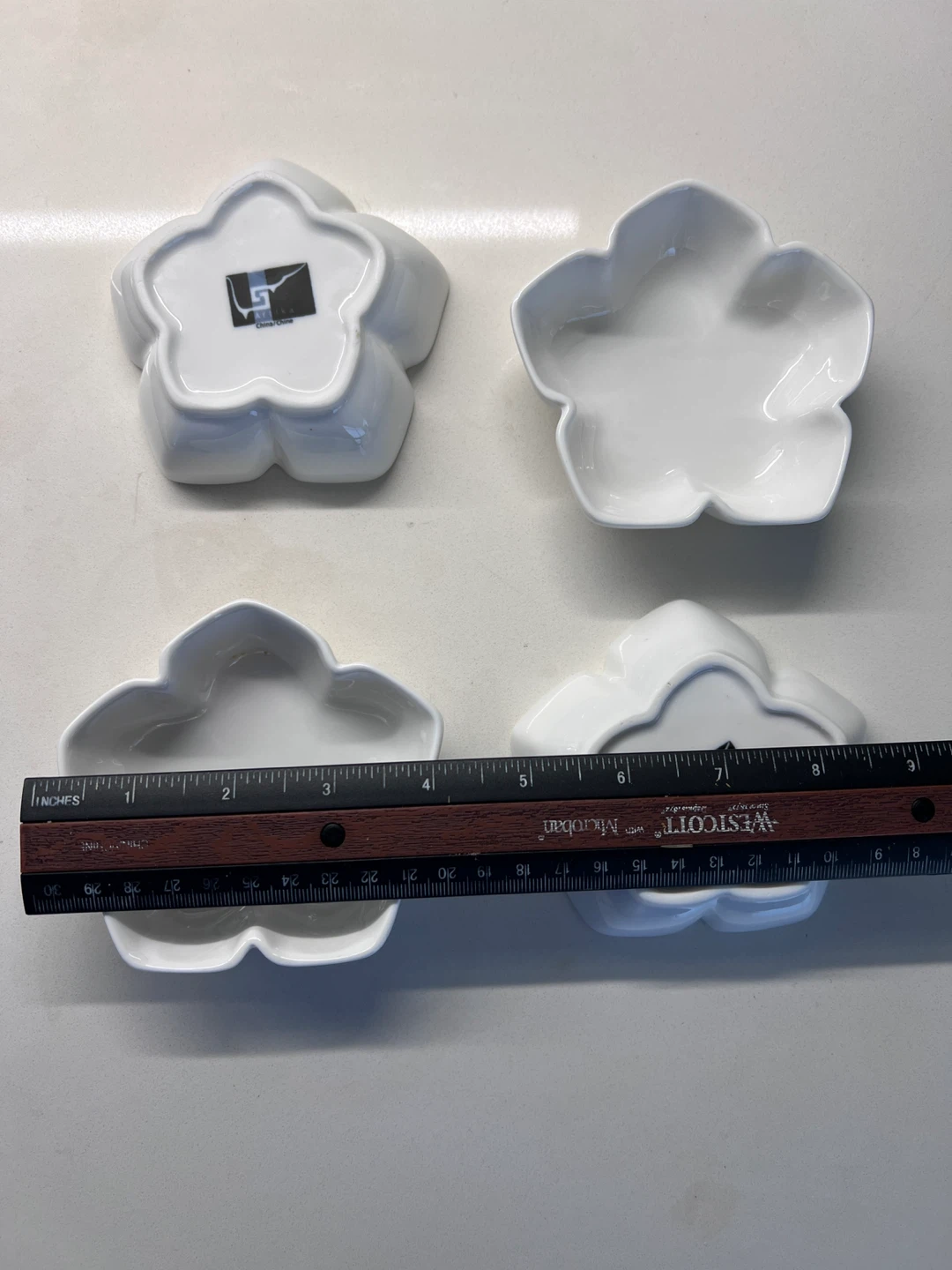 Set of 4 White Flower Shaped Dishes - photo 2