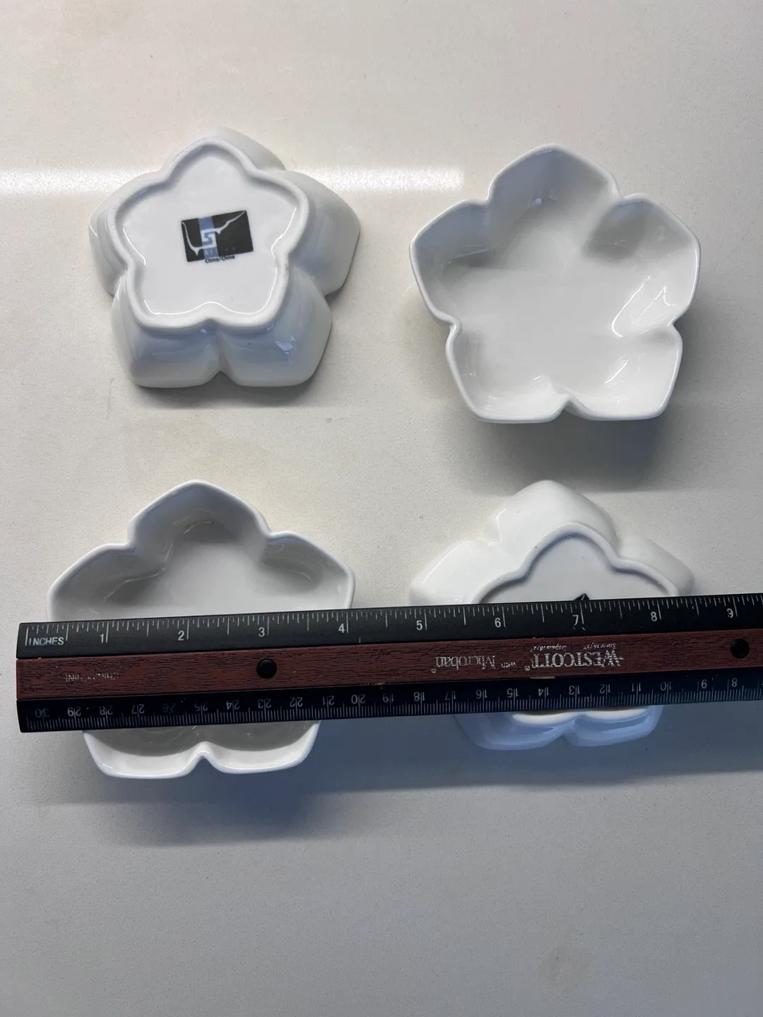 Set of 4 White Flower Shaped Dishes image indicator(2)