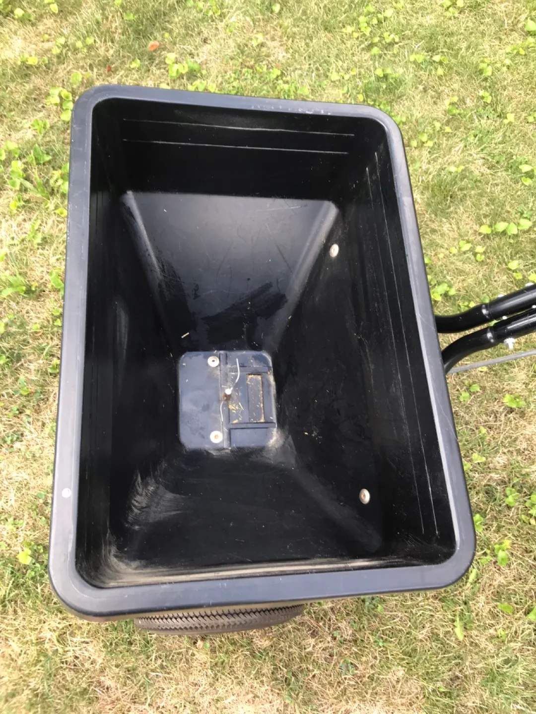 Lawncrafter 75 Agri-Fab Spreader image indicator(3)