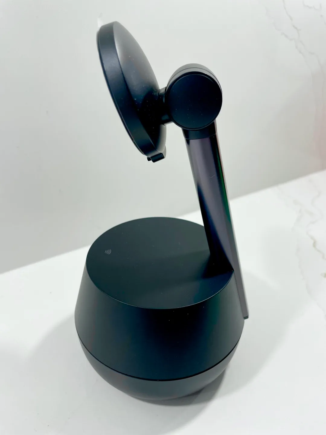 Belkin Stage Auto-Tracking Stand Pro with DockKit, 360 Rotation image indicator(4)