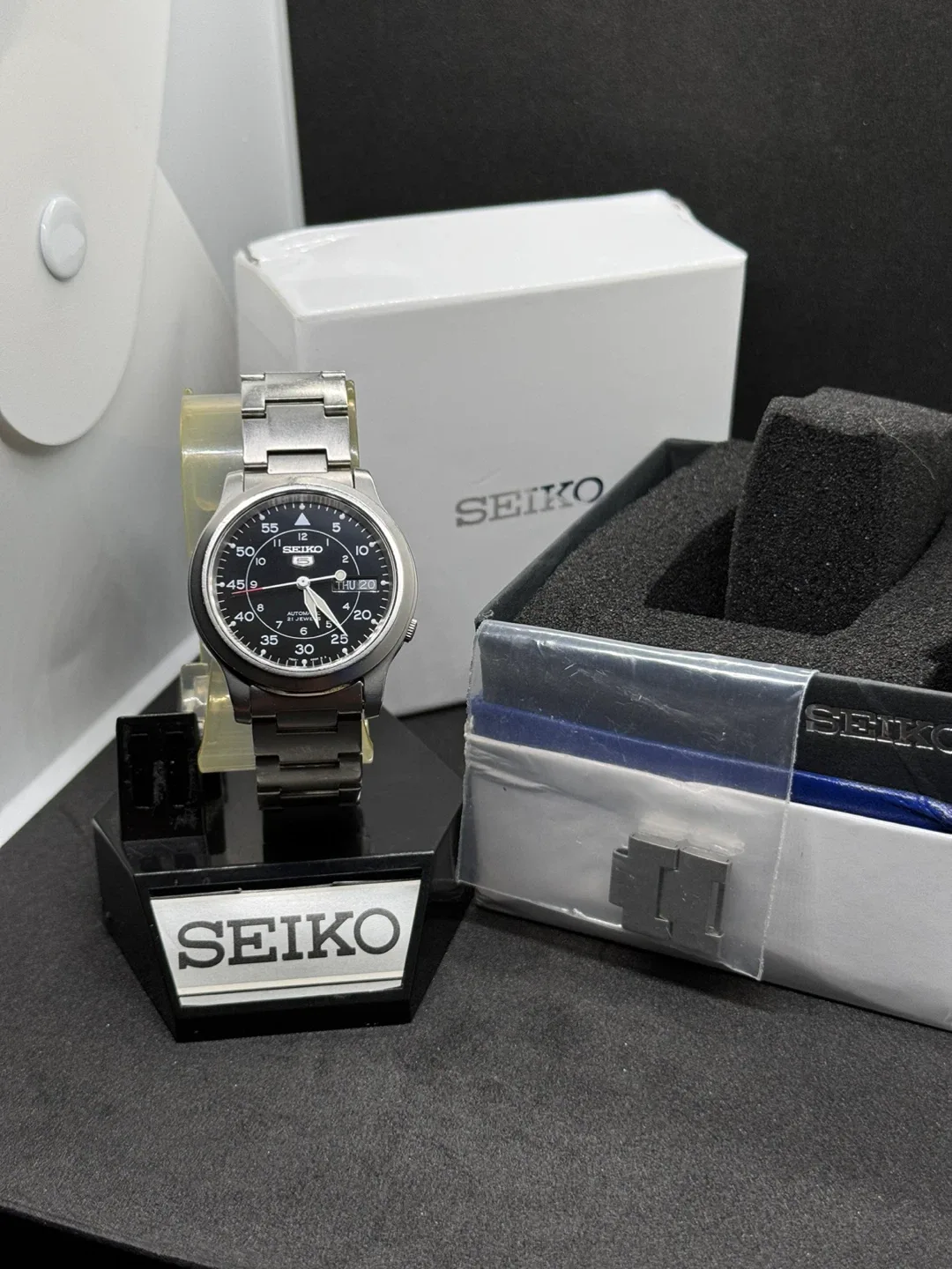 Seiko 5 Automatic Watch - Like New! image indicator(2)
