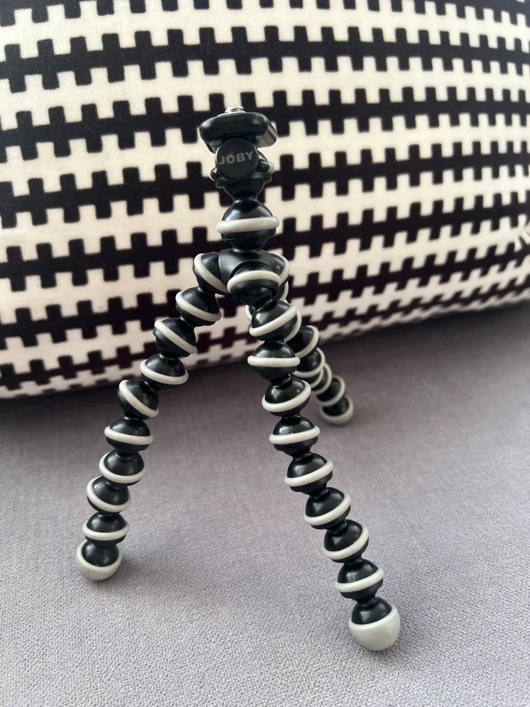 JOBY Black and White Flexible mini Tripod image indicator(6)