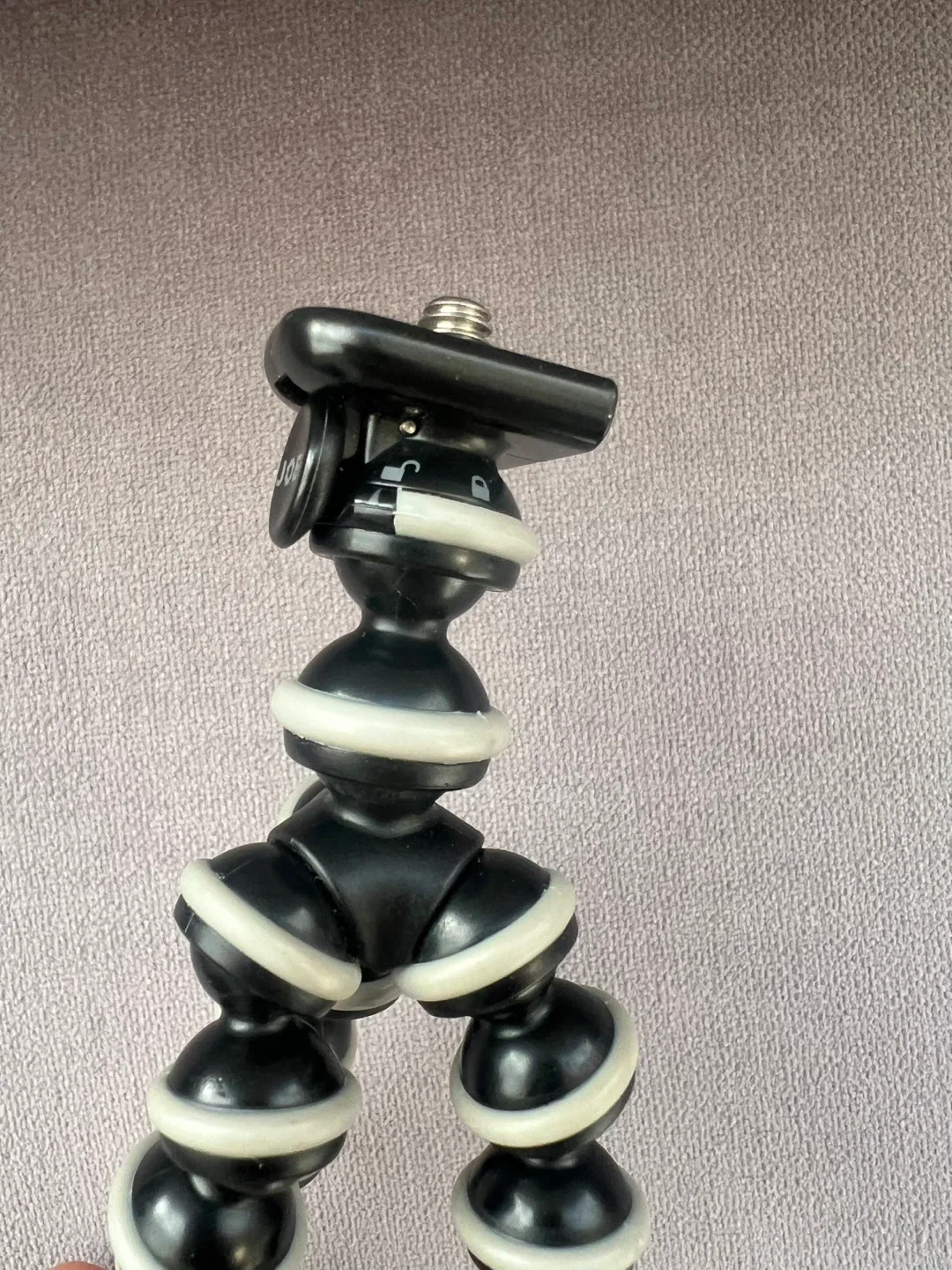 JOBY Black and White Flexible mini Tripod image indicator(4)