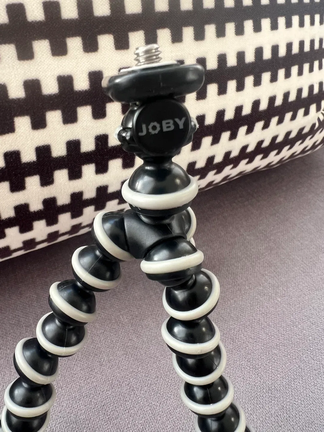 JOBY Black and White Flexible mini Tripod image indicator(7)