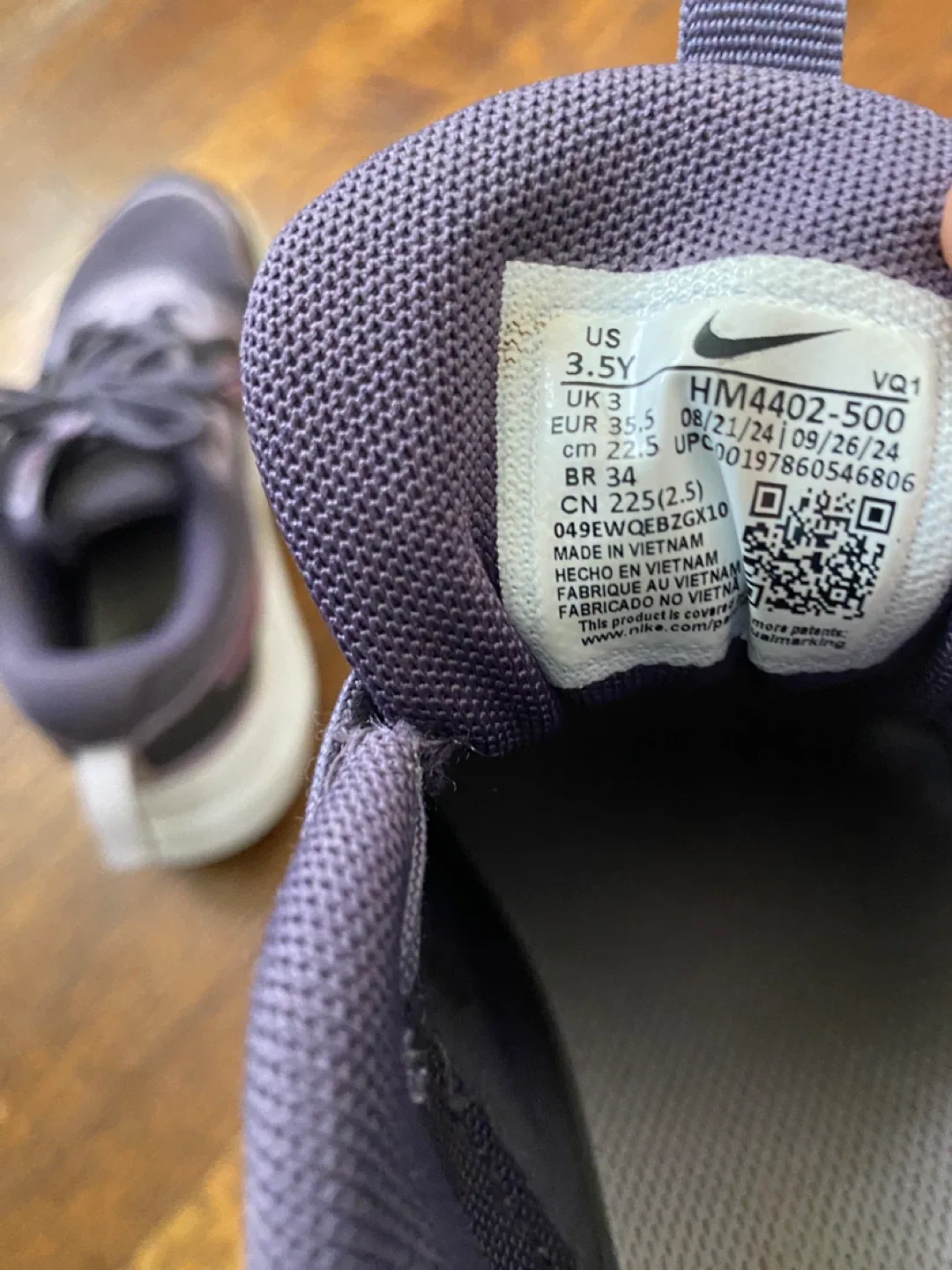 Girls Nike running shoes image indicator(4)