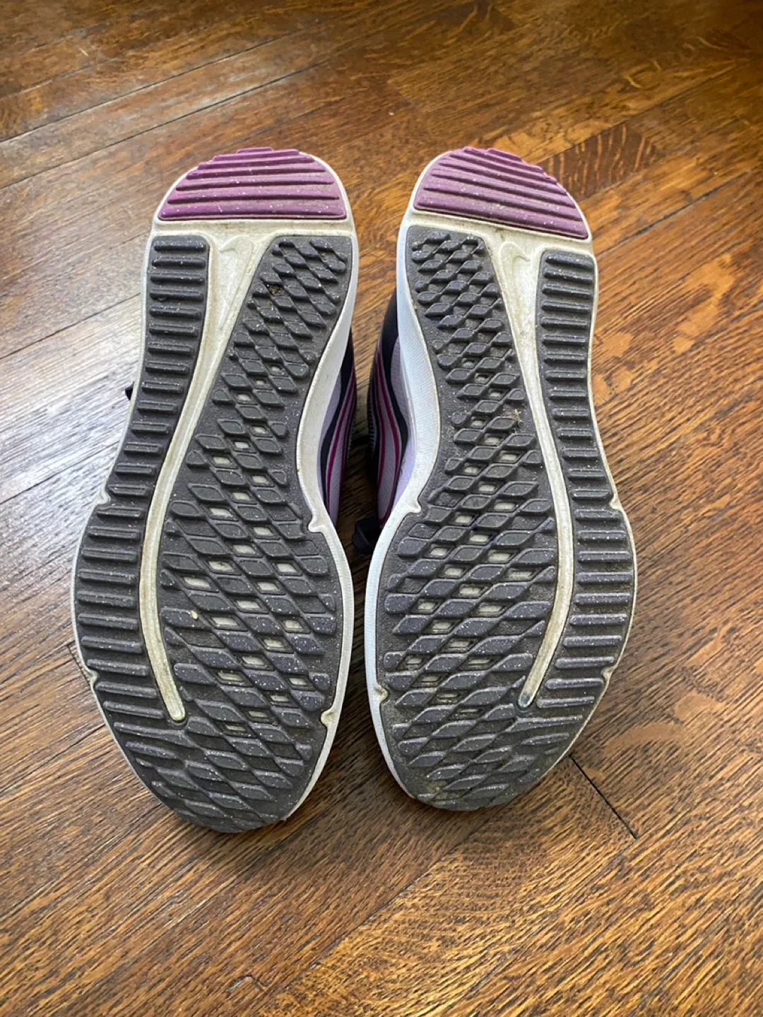 Girls Nike running shoes image indicator(5)