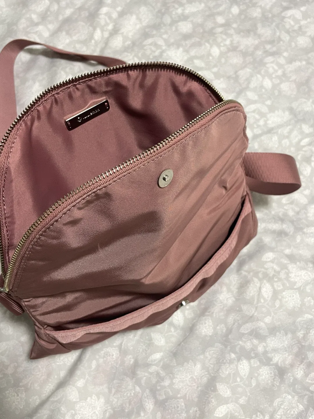 Lululemon Crossbody Bag - Mauve Colour image indicator(4)