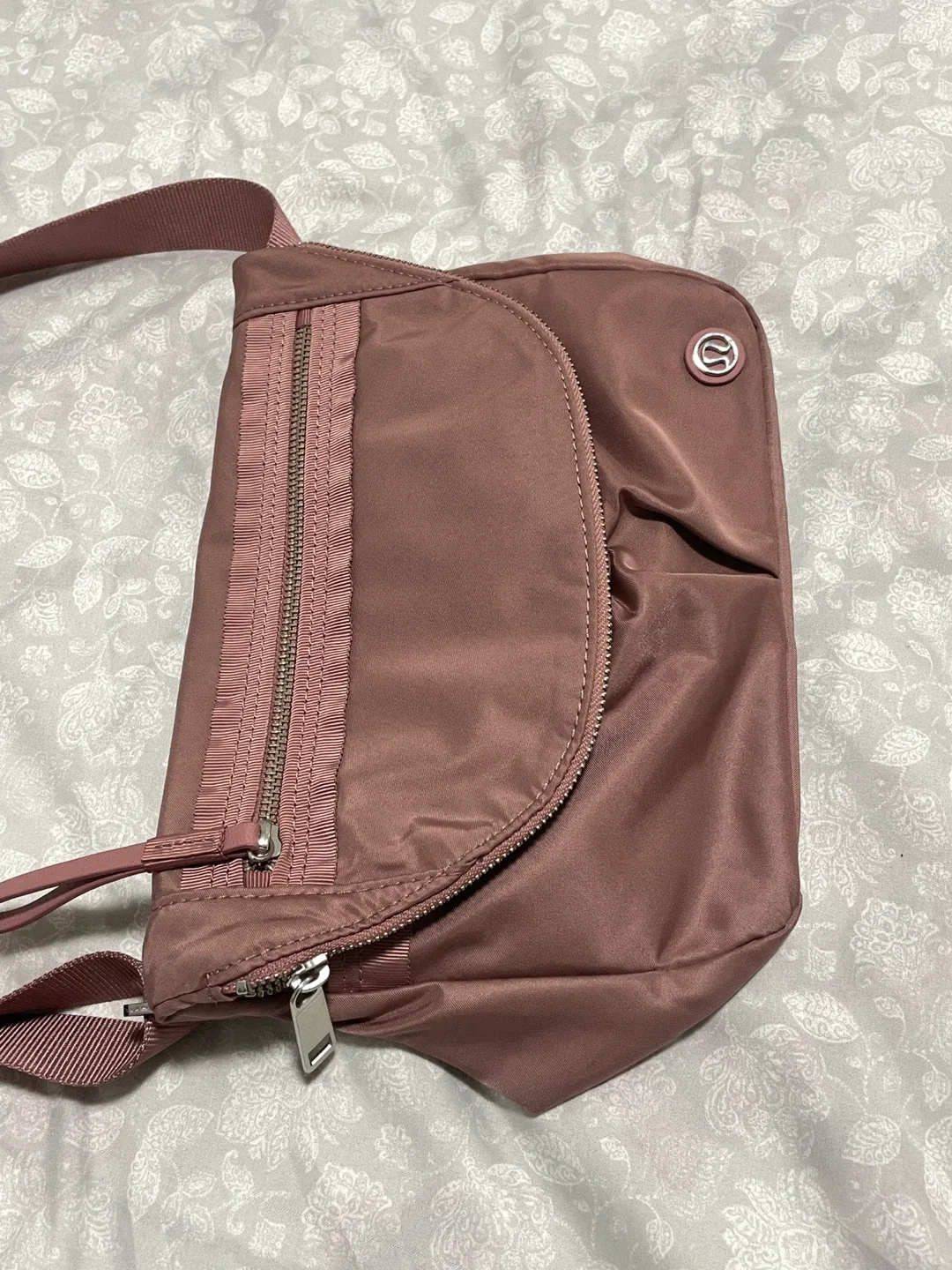 Lululemon Crossbody Bag - Mauve Colour image indicator(2)