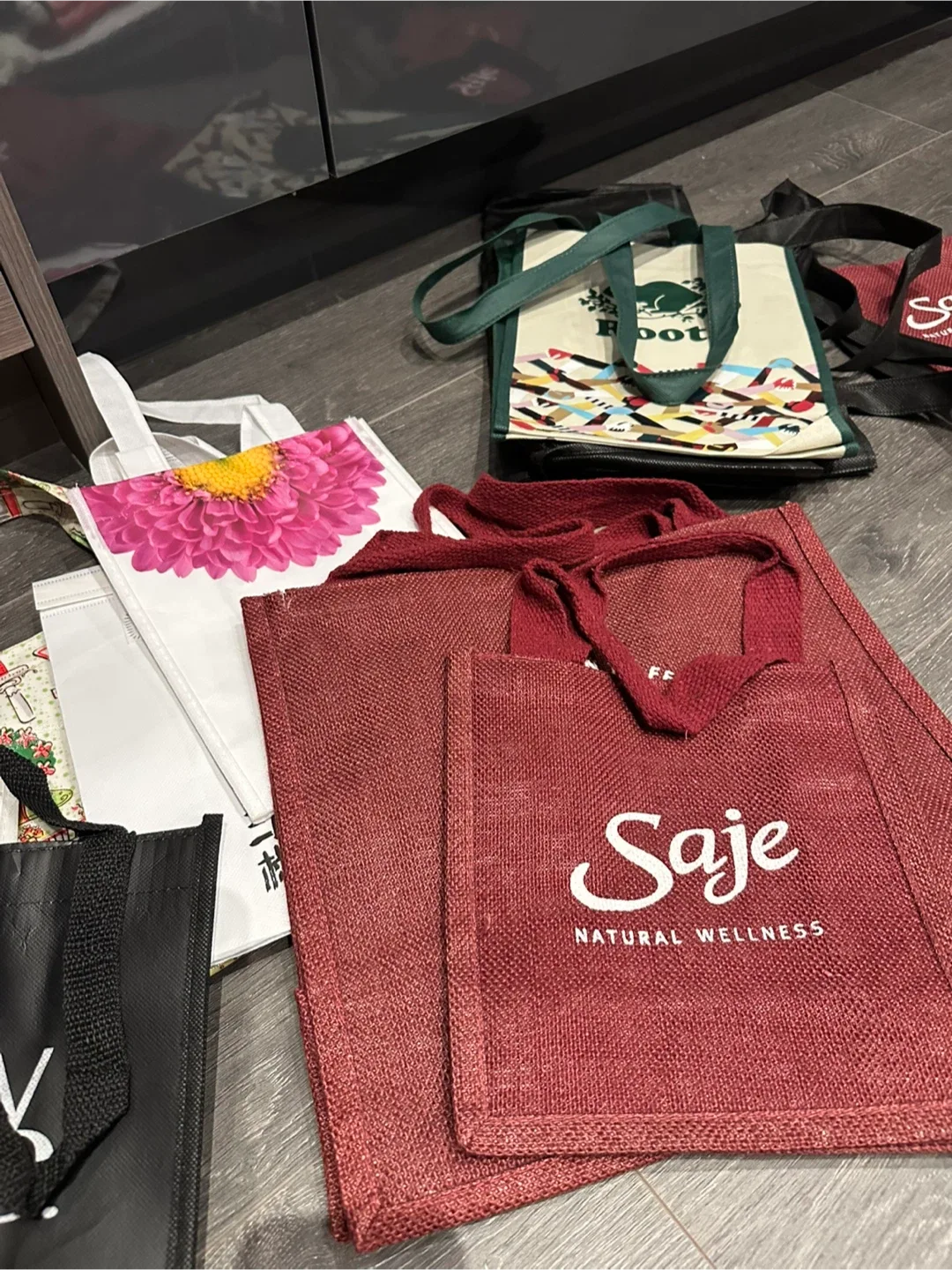 Lululemon & Other Branded reusable Shopping Bags image indicator(2)