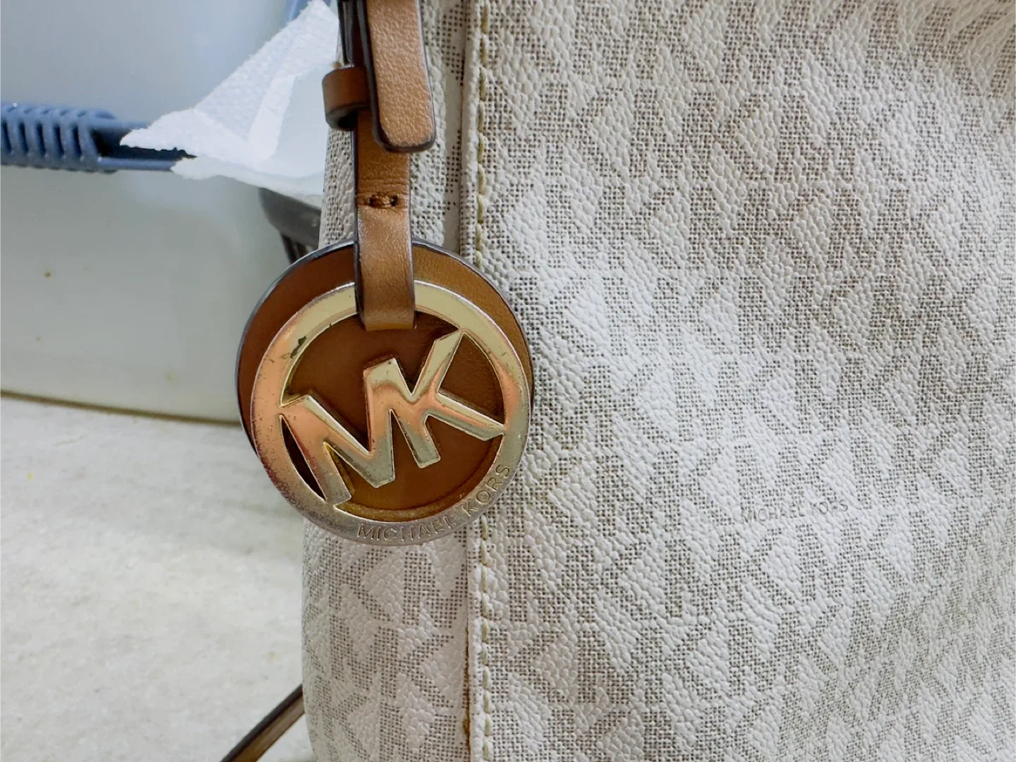 Michael Kors Crossbody Bag image indicator(6)